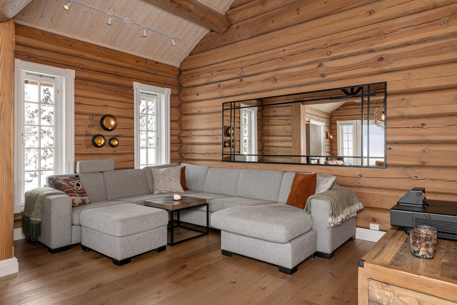 Stuen gir god plass til at hele familien kan være på hytta. Galleribilde