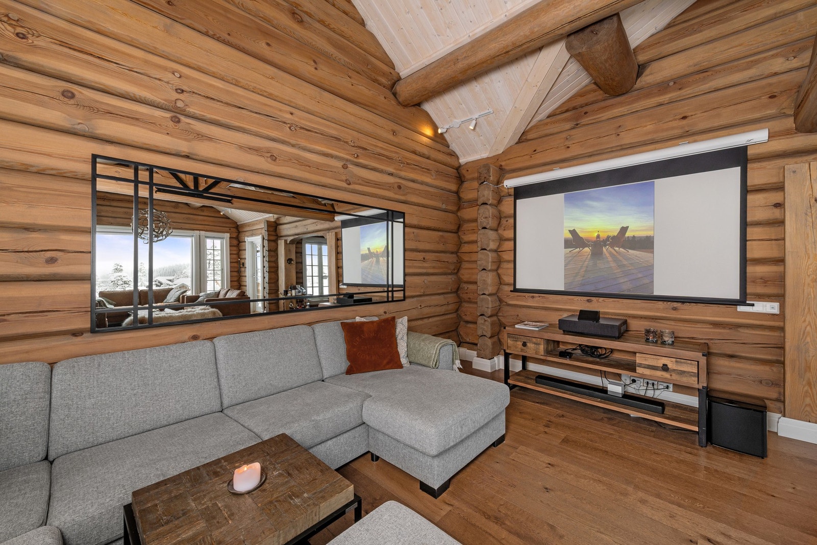 Her kan du nyte sene filmkvelder med familien. Speilet er laget av Myhre smie. Galleribilde