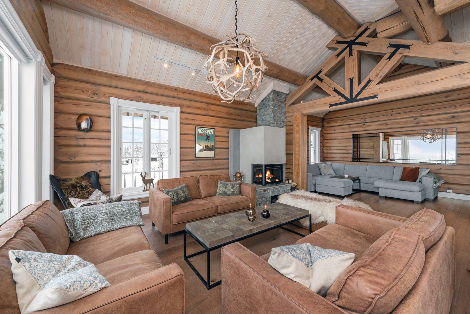 Stuen har plass til flere sittegrupper. Galleribilde