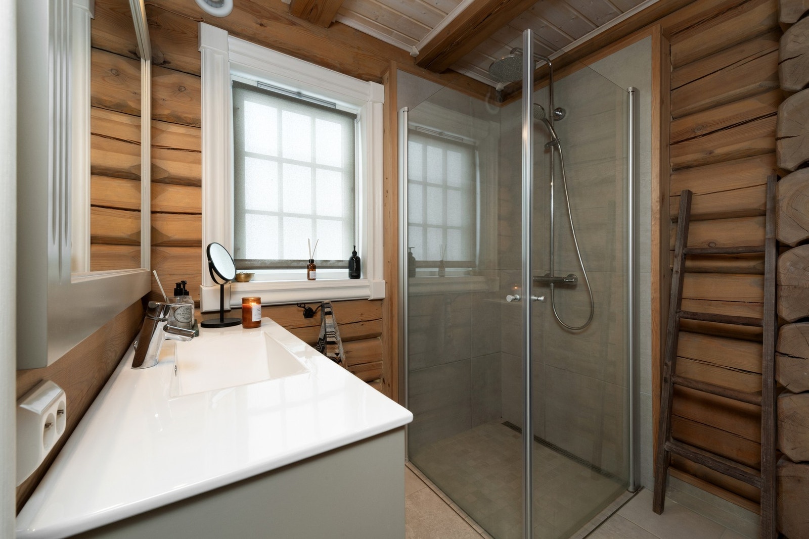 Bad 1. Badet er innredet med dusj, toalett og servant med innredning. Galleribilde