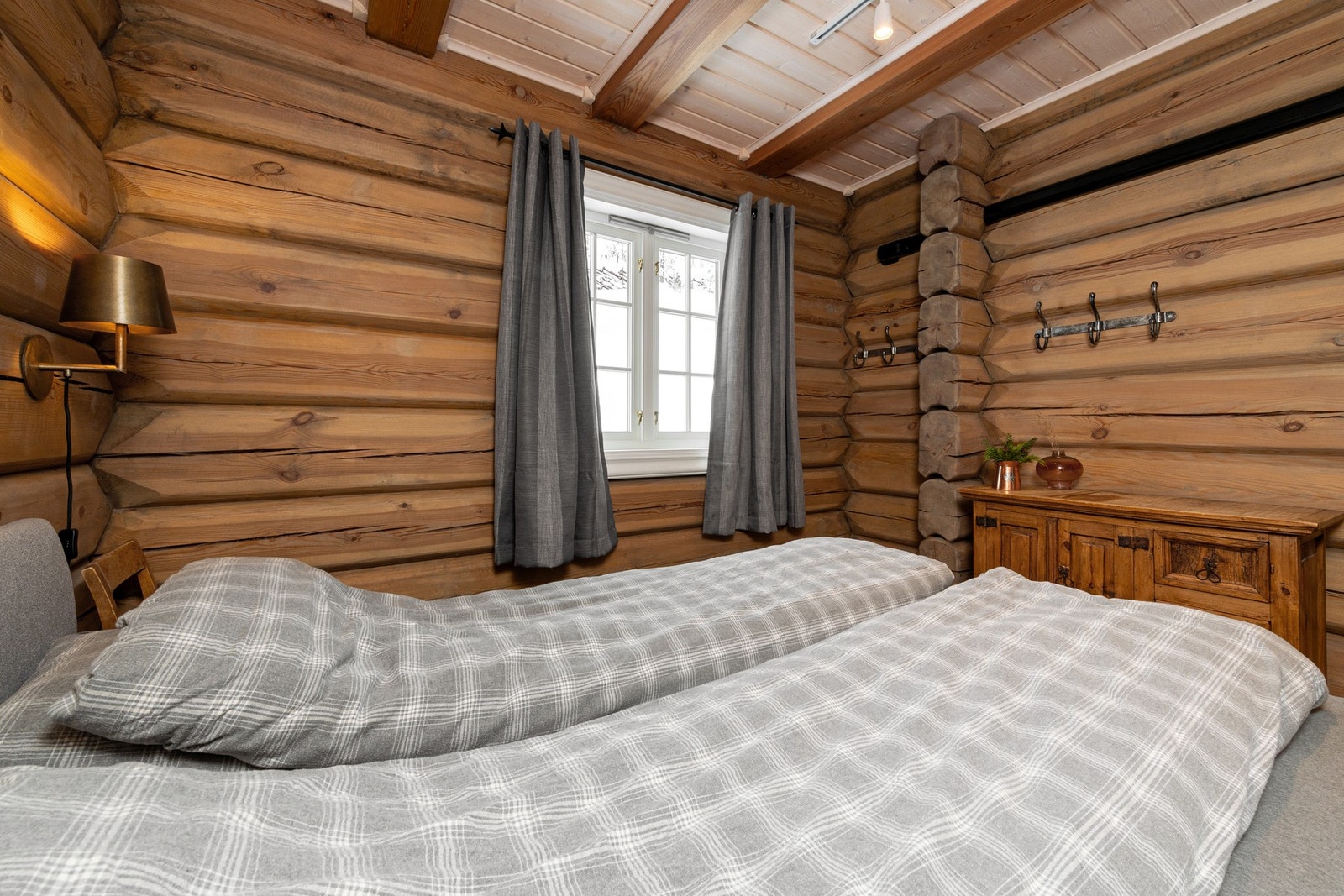 Rommet gir god plass til en dobbeltseng. Galleribilde