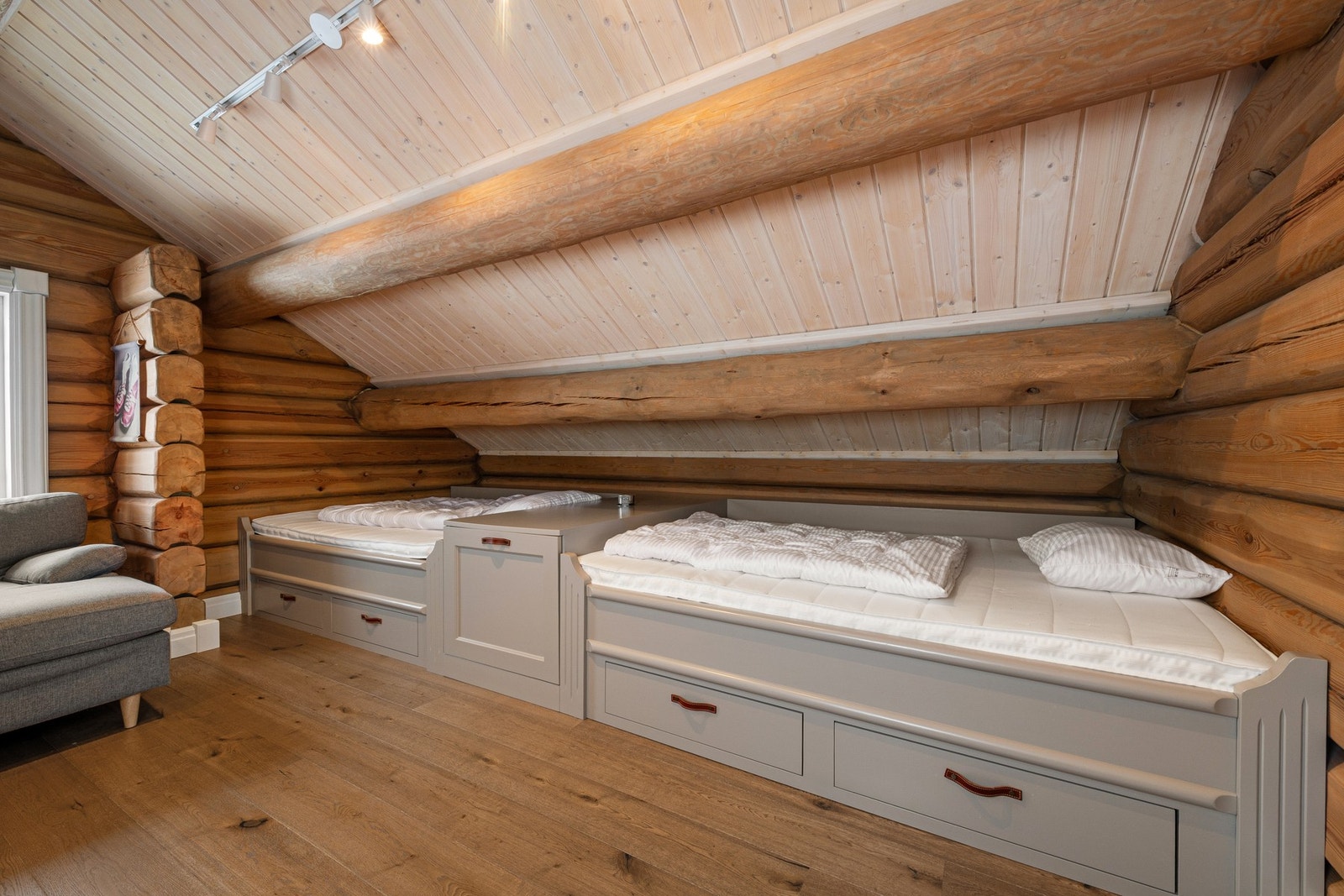 Plassbygde dobbeltsenger fra Uvdal snekkerverksted. Galleribilde