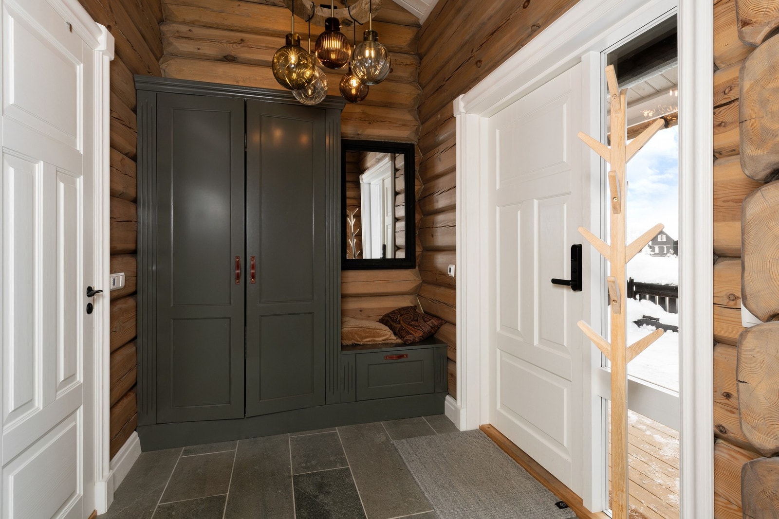 Velkommen inn! Lampen er fra Hadeland Glassverk og skap fra Uvdal snekkerverksted. Galleribilde