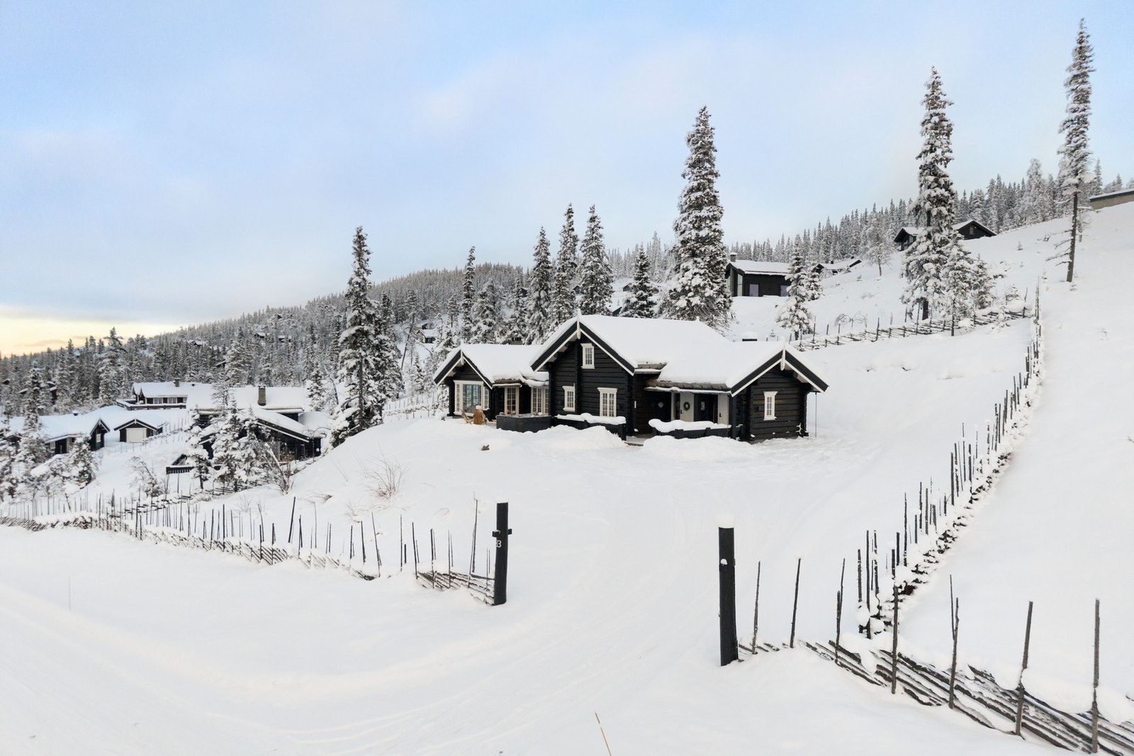 Skigard rundt hele hytta. Galleribilde