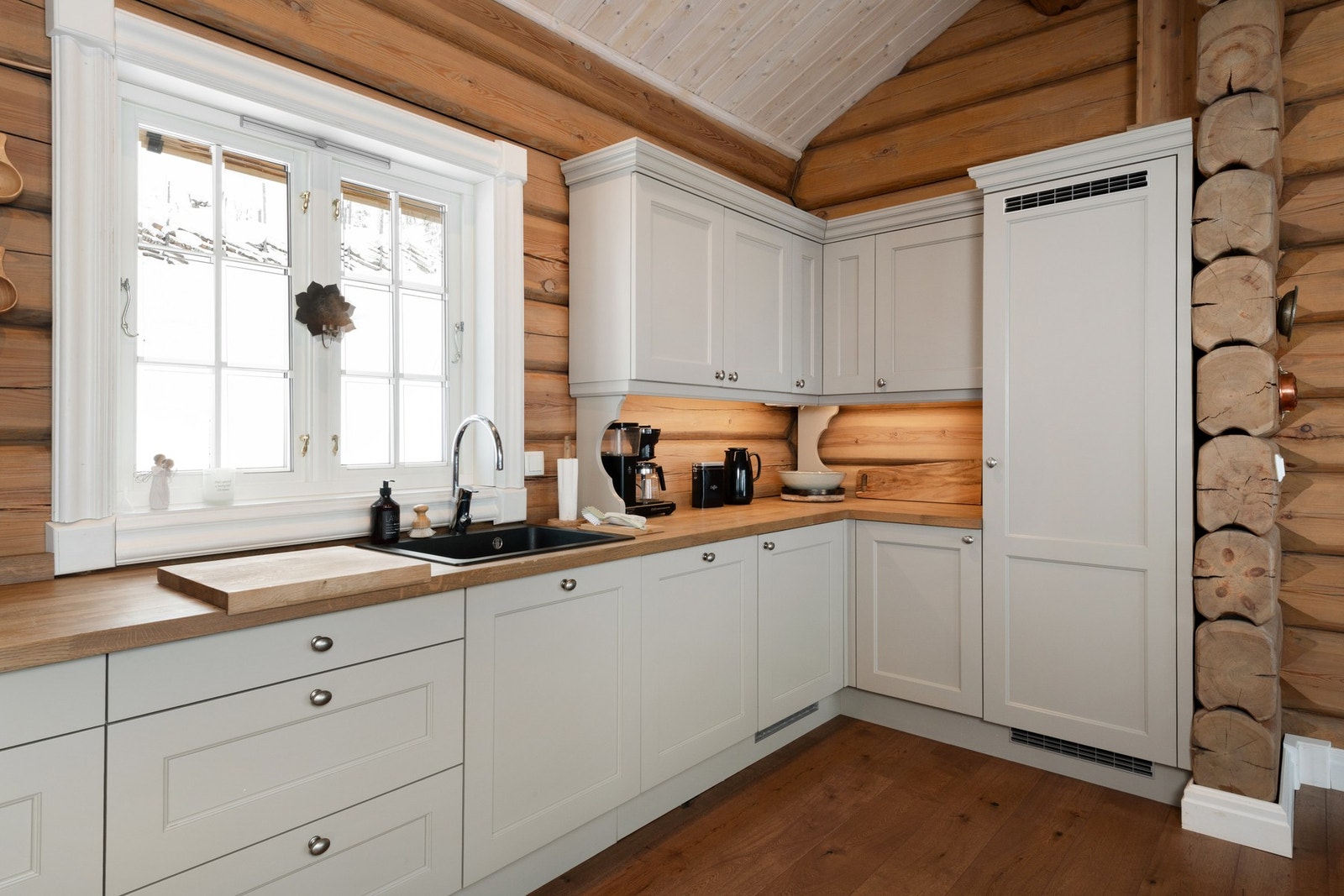 Kjøkkenet har god plass til oppbevaring og matlaging. Galleribilde