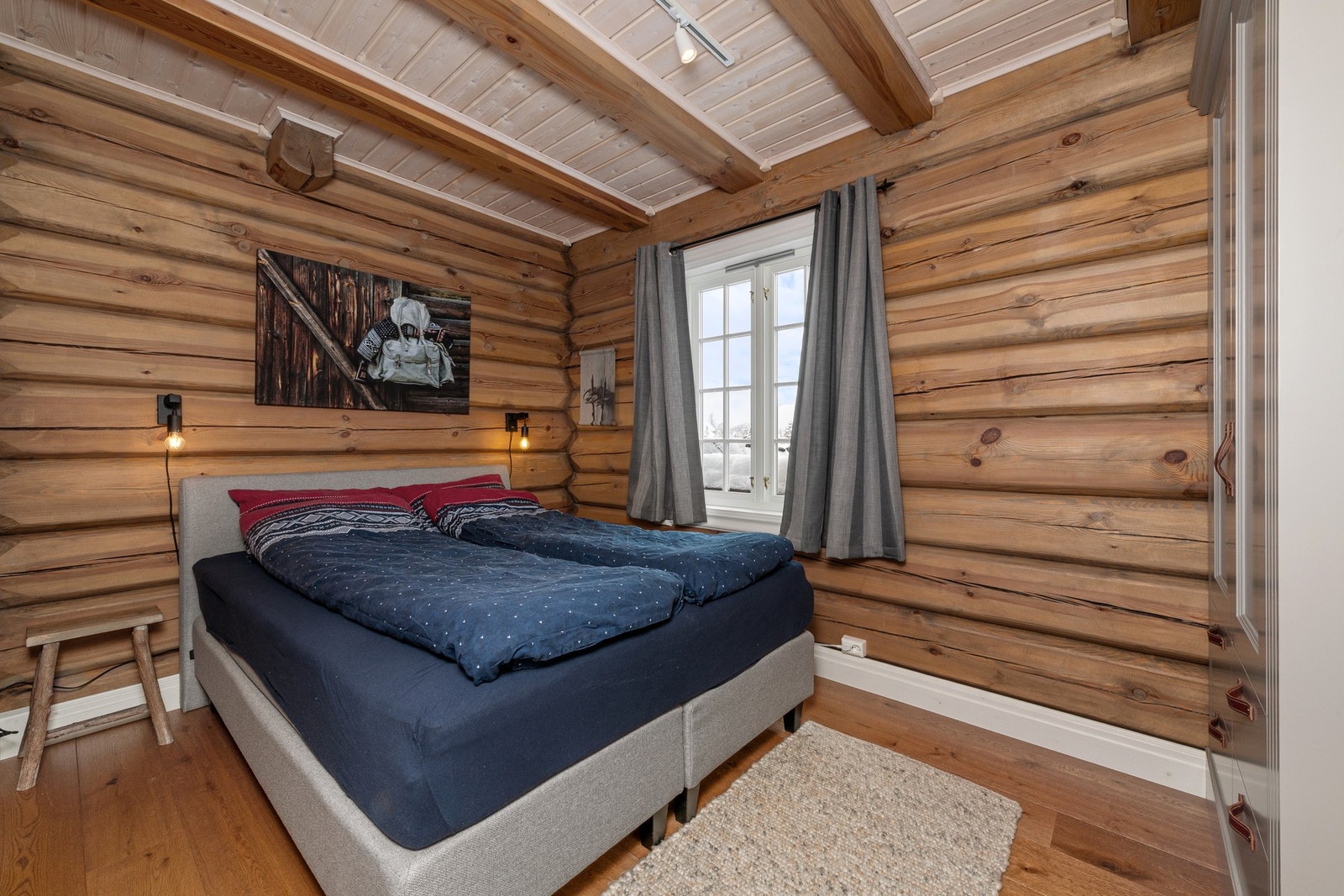 Soverom 2. Hovedsoverommet har plassbygd skap fra Uvdal snekkerverksted og tilgang til bad. Galleribilde