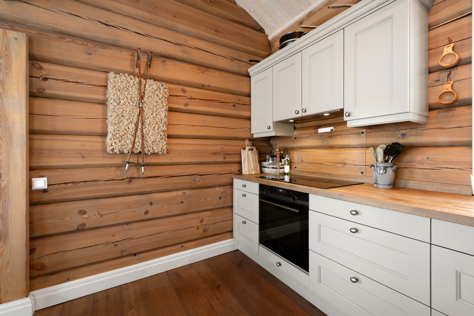 Kjøkkenet har integrerte hvitevarer. Galleribilde