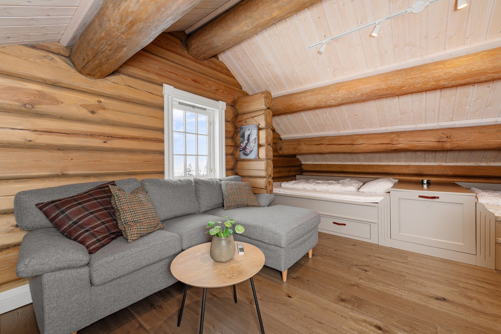 Andre etasje har en smart løsning med plass til senger og stuemøbler. Galleribilde