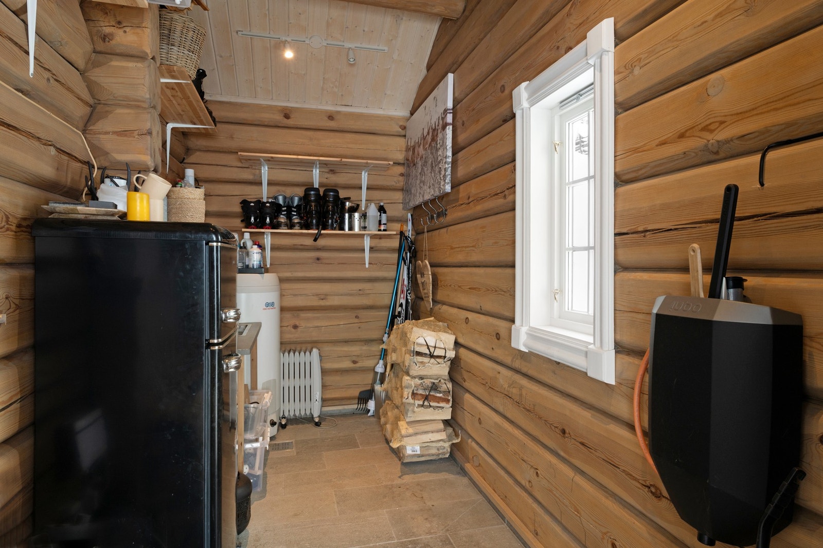 Romslig bod med god plass til oppbevaring. Galleribilde