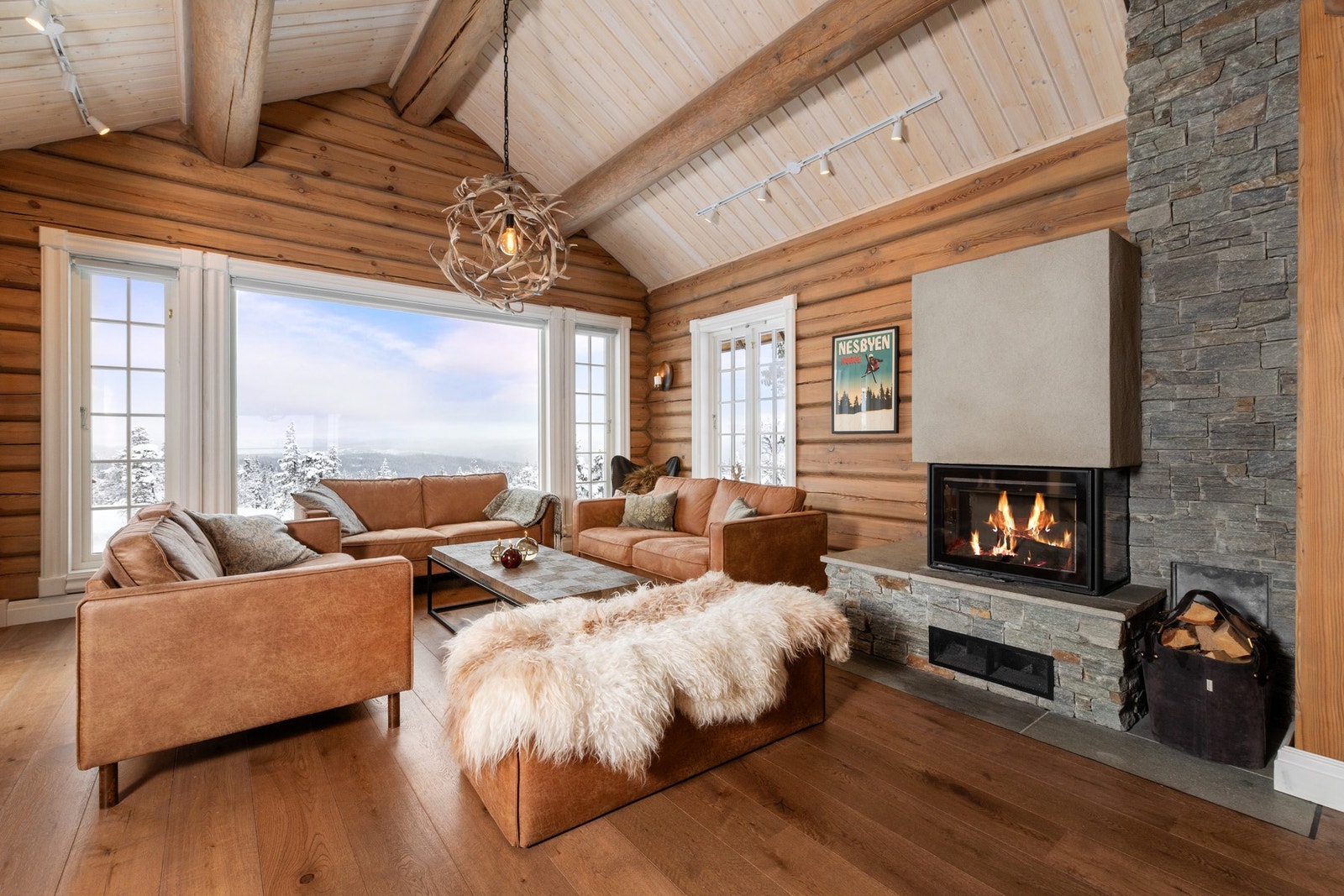 Stor stue med røstet tak og store vinduer. Galleribilde