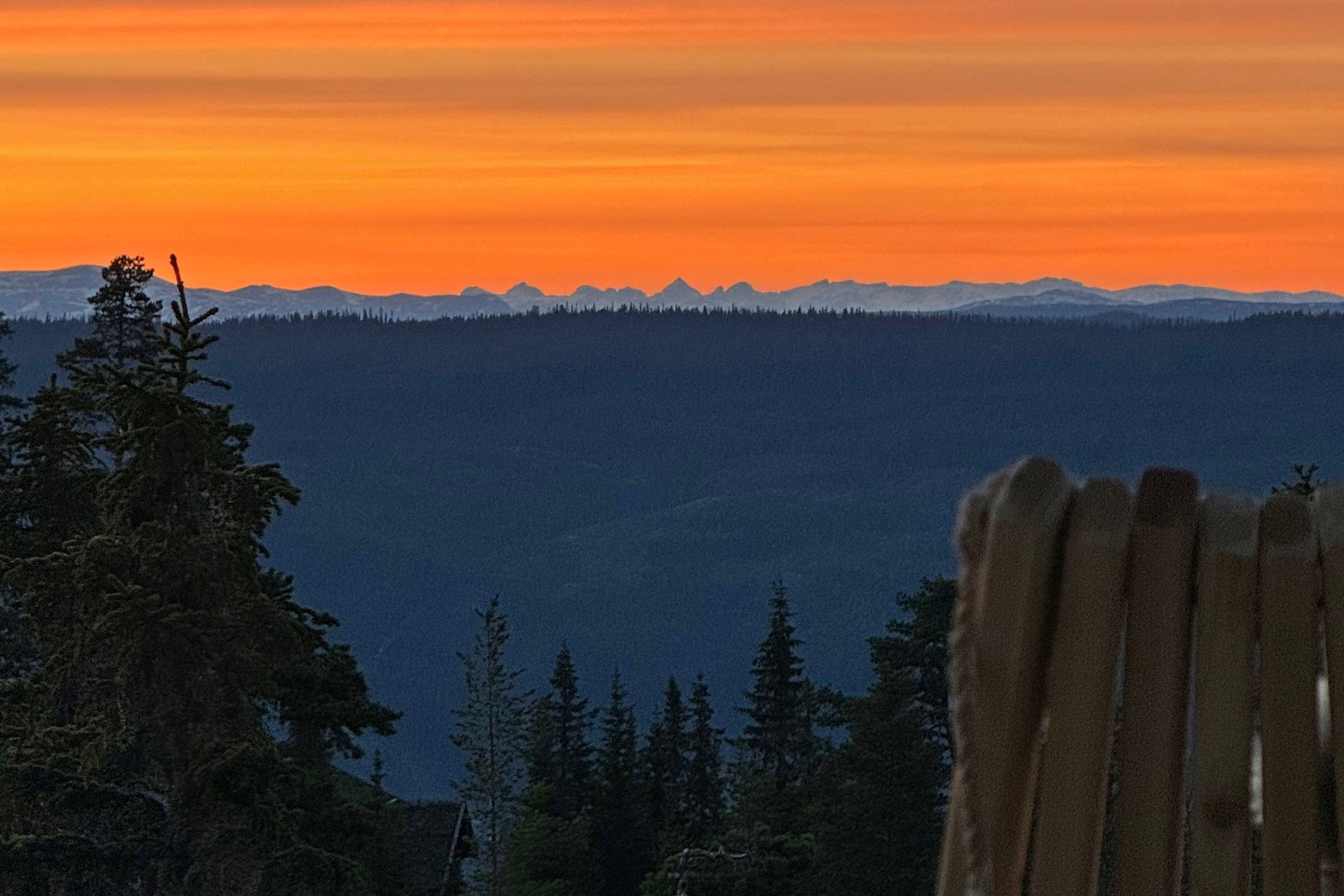 Solnedgang over Jotunheimen tatt fra veranda. Pyramiden i midten er Store Knutsholstinden. Selgers bilde. Galleribilde