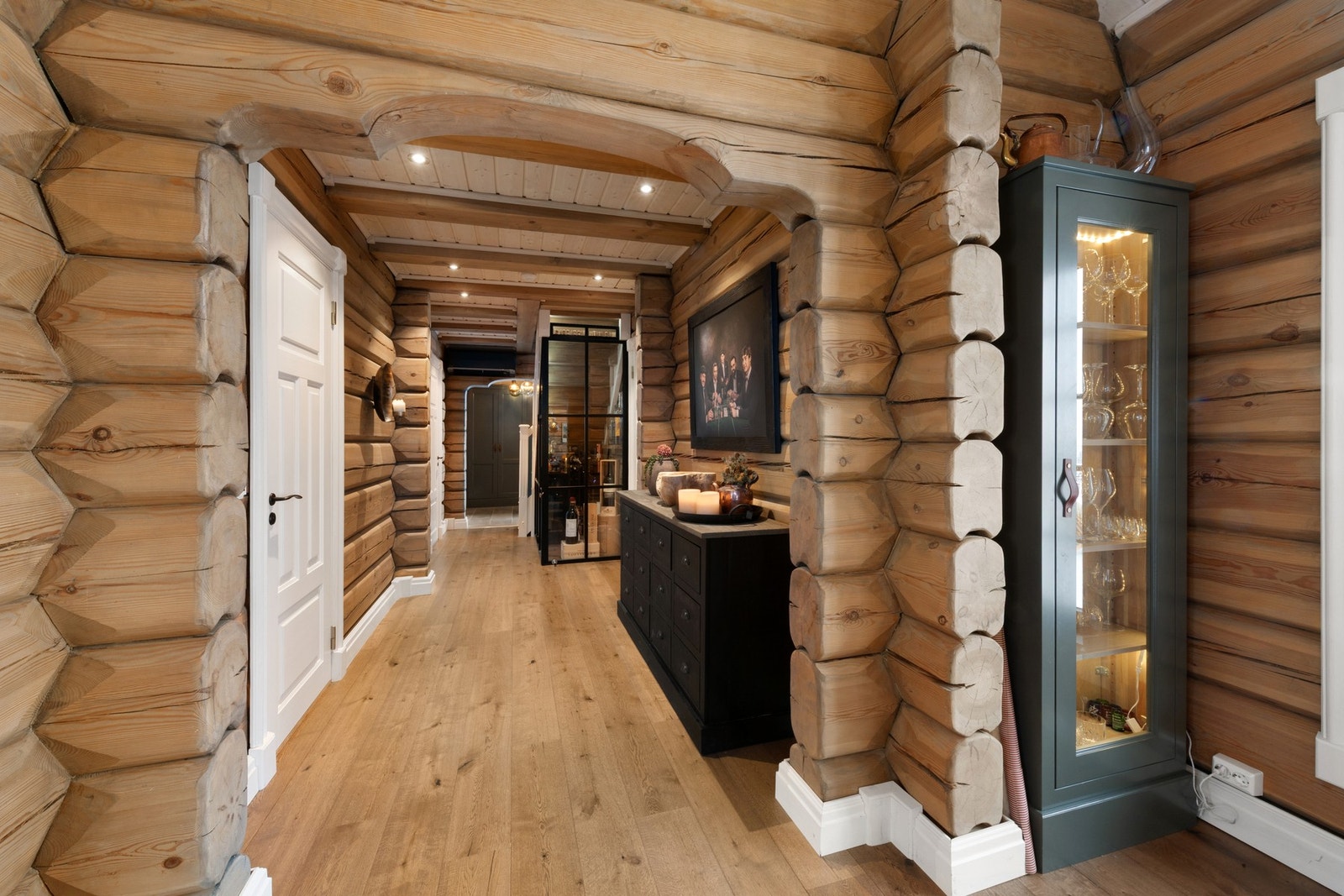 Alle åpningene har fine utskjæringer. Galleribilde