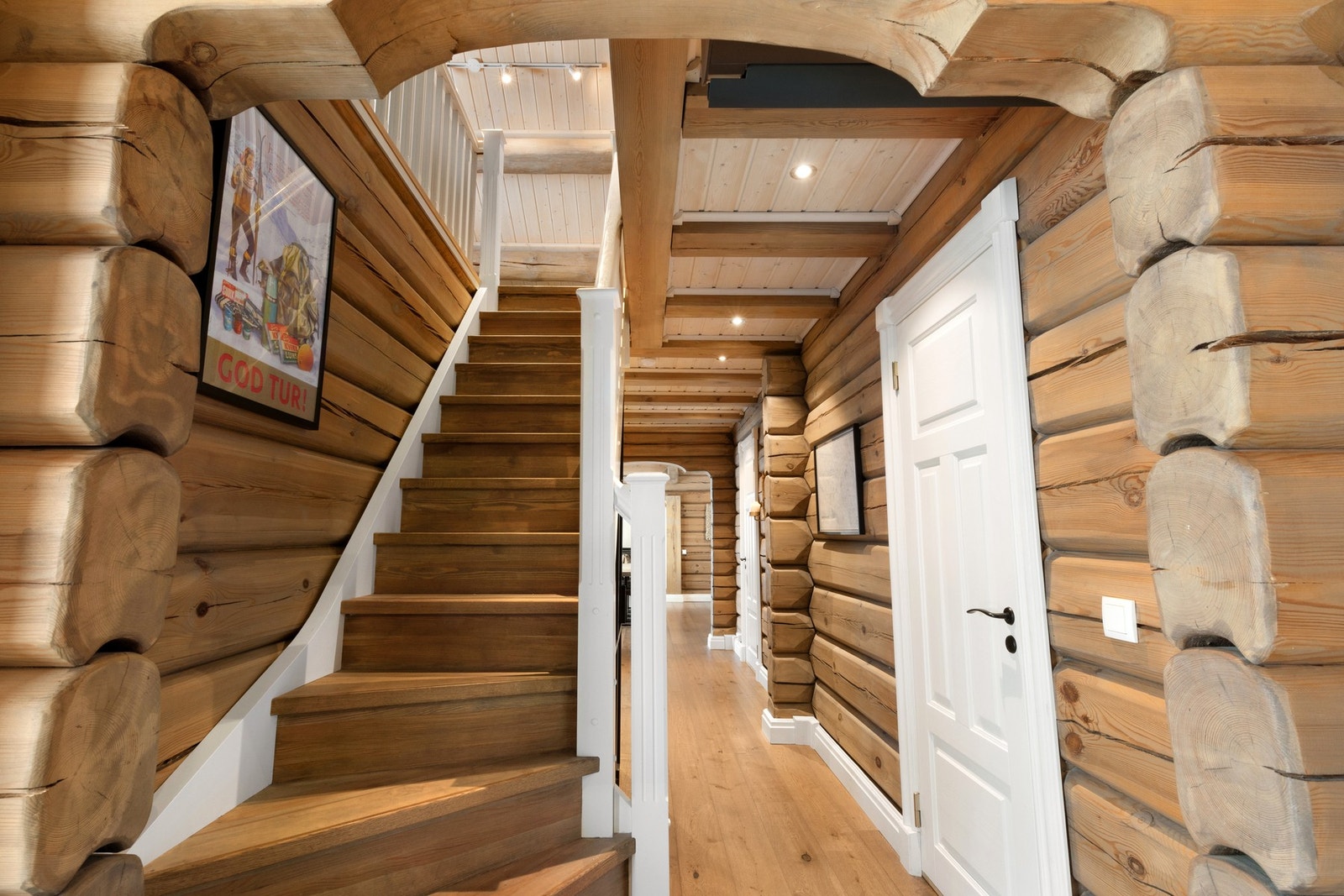Videre opp til loftstuen og gang mot resten av hytta. Galleribilde