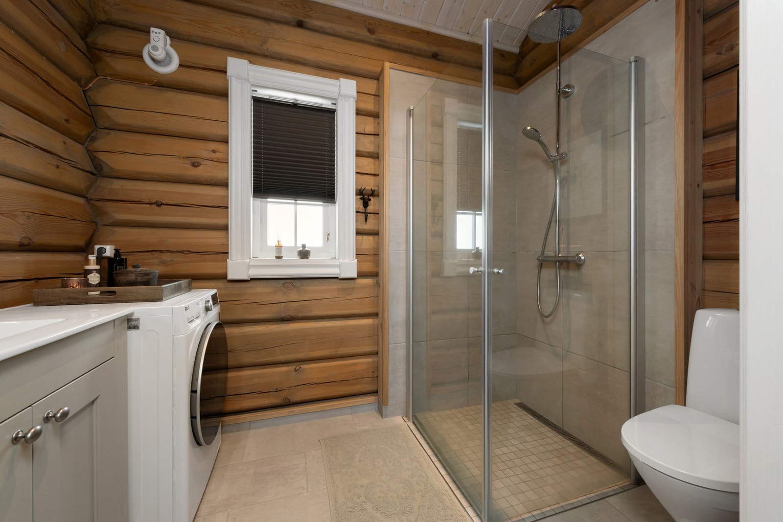 Bad 2. Badet er også innredet med toalett, dusj, servant med innredning og vaskemaskin. Galleribilde