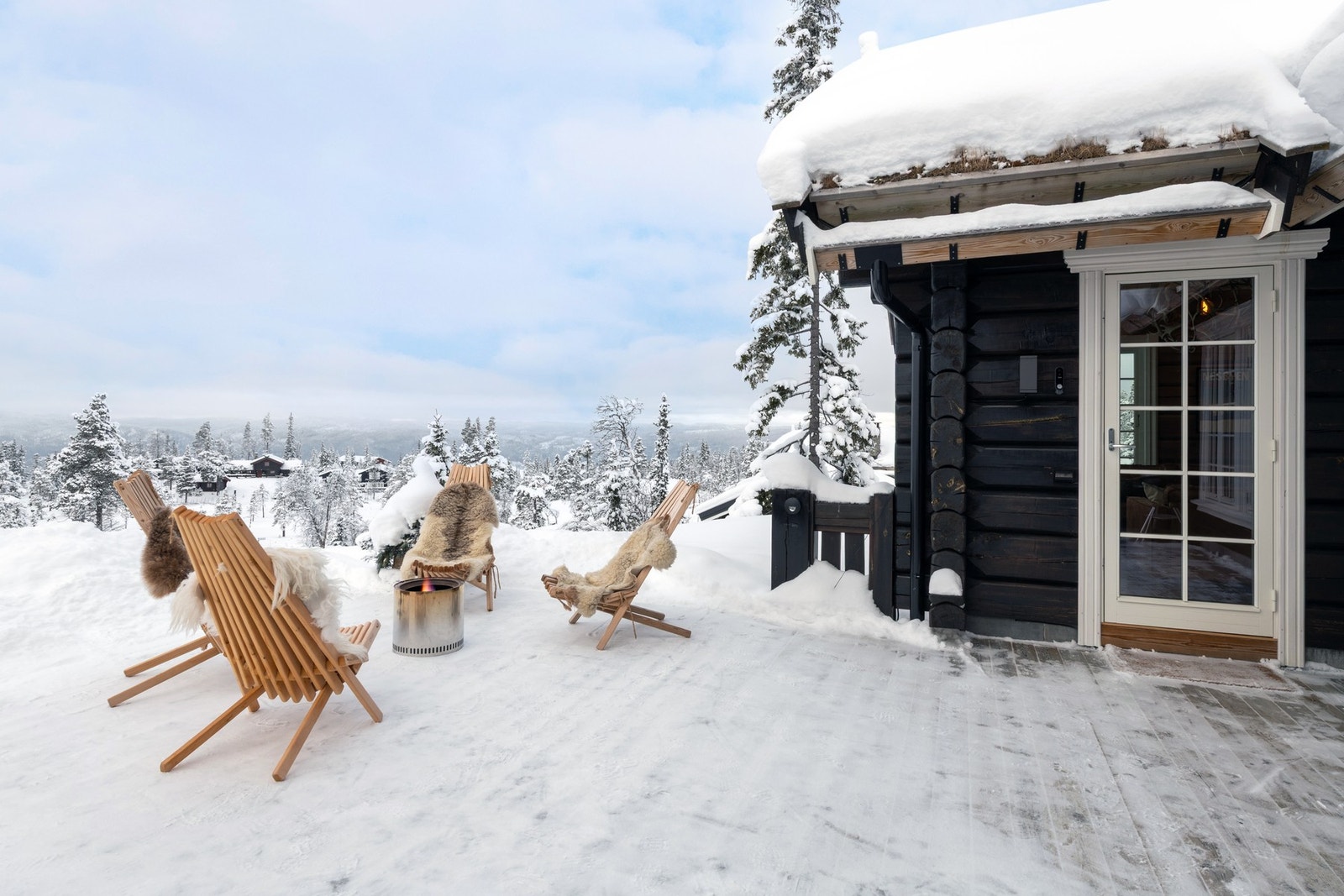 Utgang til verandaen fra stuen. Galleribilde