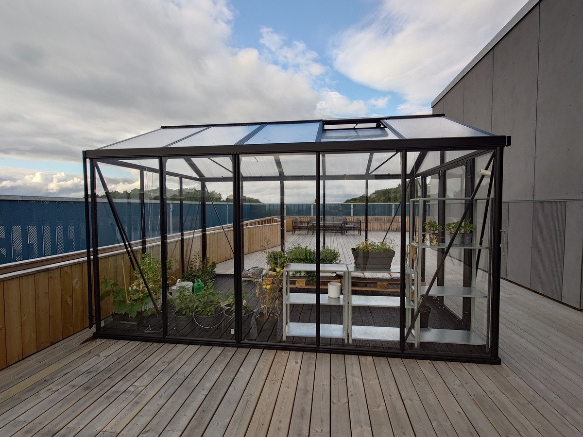 Greenhouse on rooftop for growing your own greens! Galleribilde