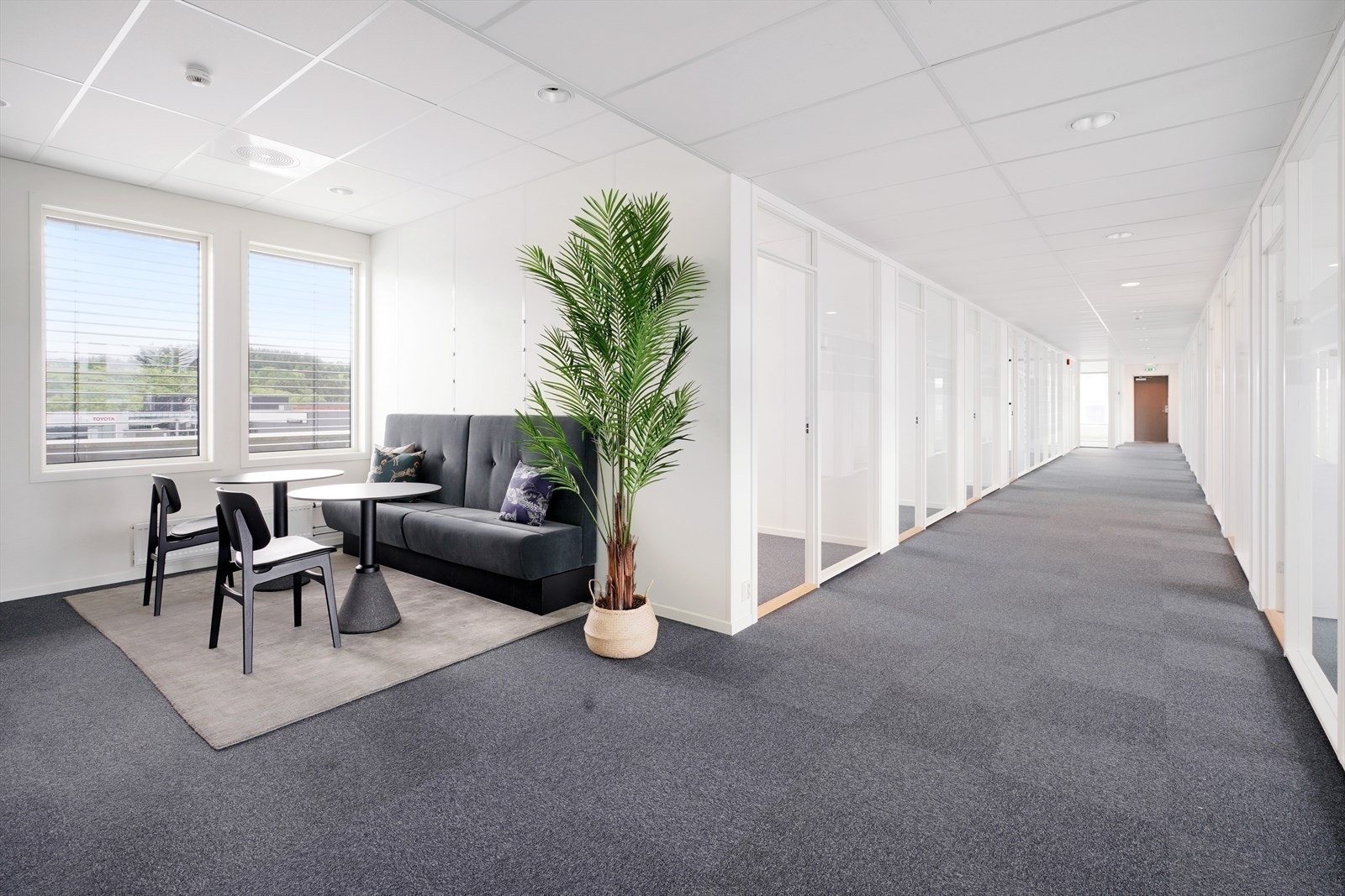 Litt av gangareal i kontordel med sosial sone Galleribilde