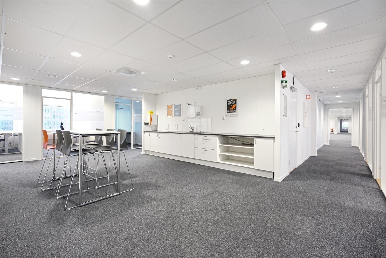 Tekjøkken/sosial sone i kontordel Galleribilde