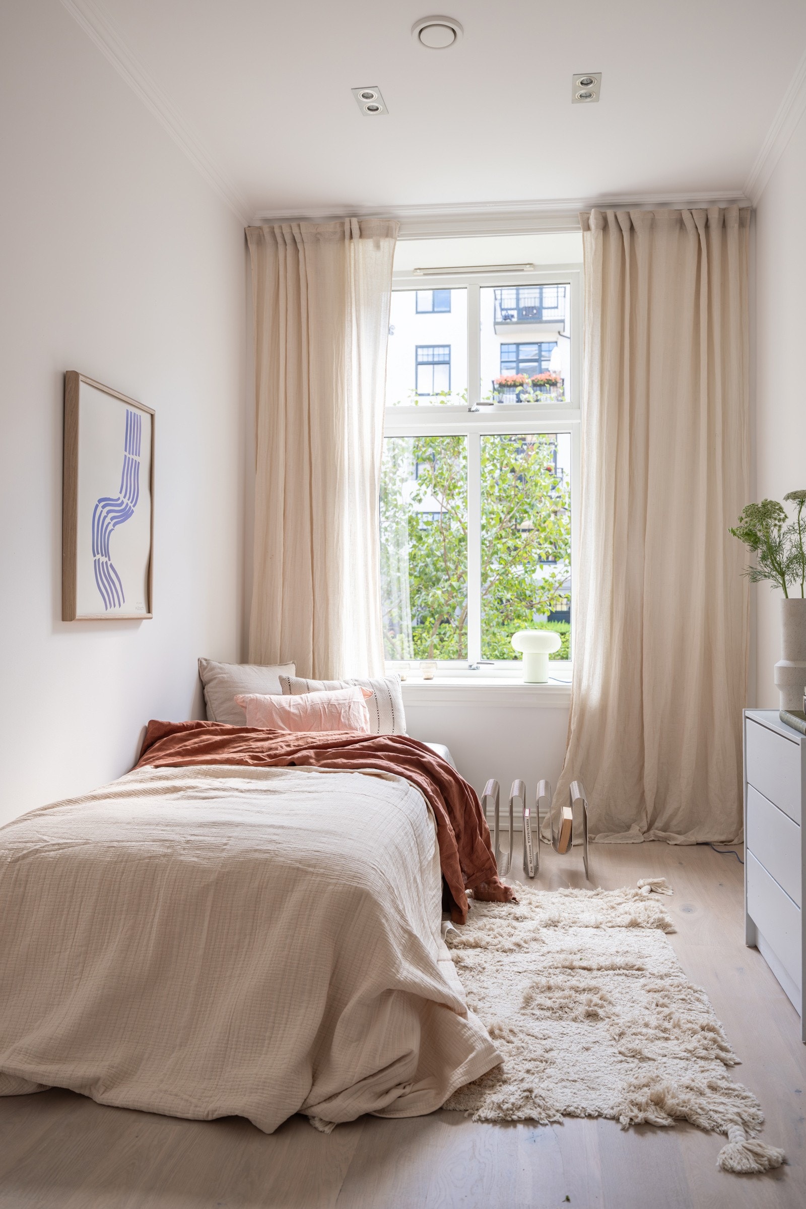 Soverom 1 er et lyst og innbydende rom som passer fint som barnerom, gjesterom eller kontor. Rommet har nydelig lysinnslipp og god takhøyde som gir en luftig romfølelse. Galleribilde