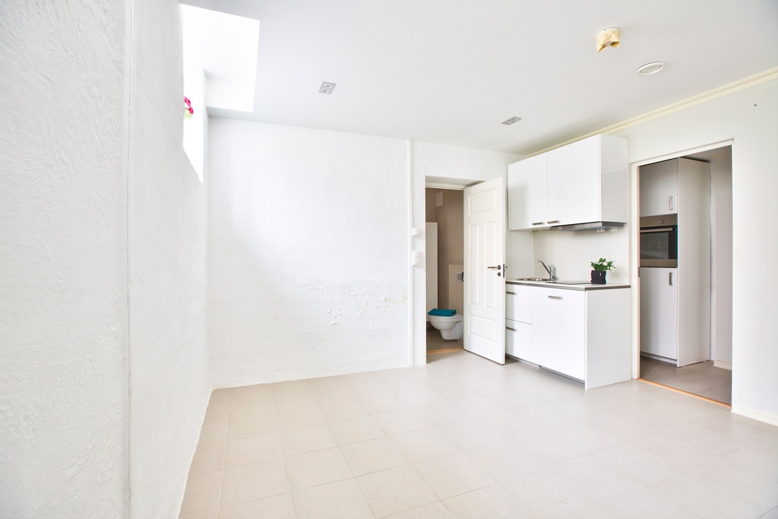 Leiligheten har også en hybeldel i kjelleren som gir gode muligheter for skattefrie leieinntekter. Hybeldelen har et bruksareal 32m² og inneholder: Entré, gang, stue med åpen kjøkkenløsning og baderom. Galleribilde