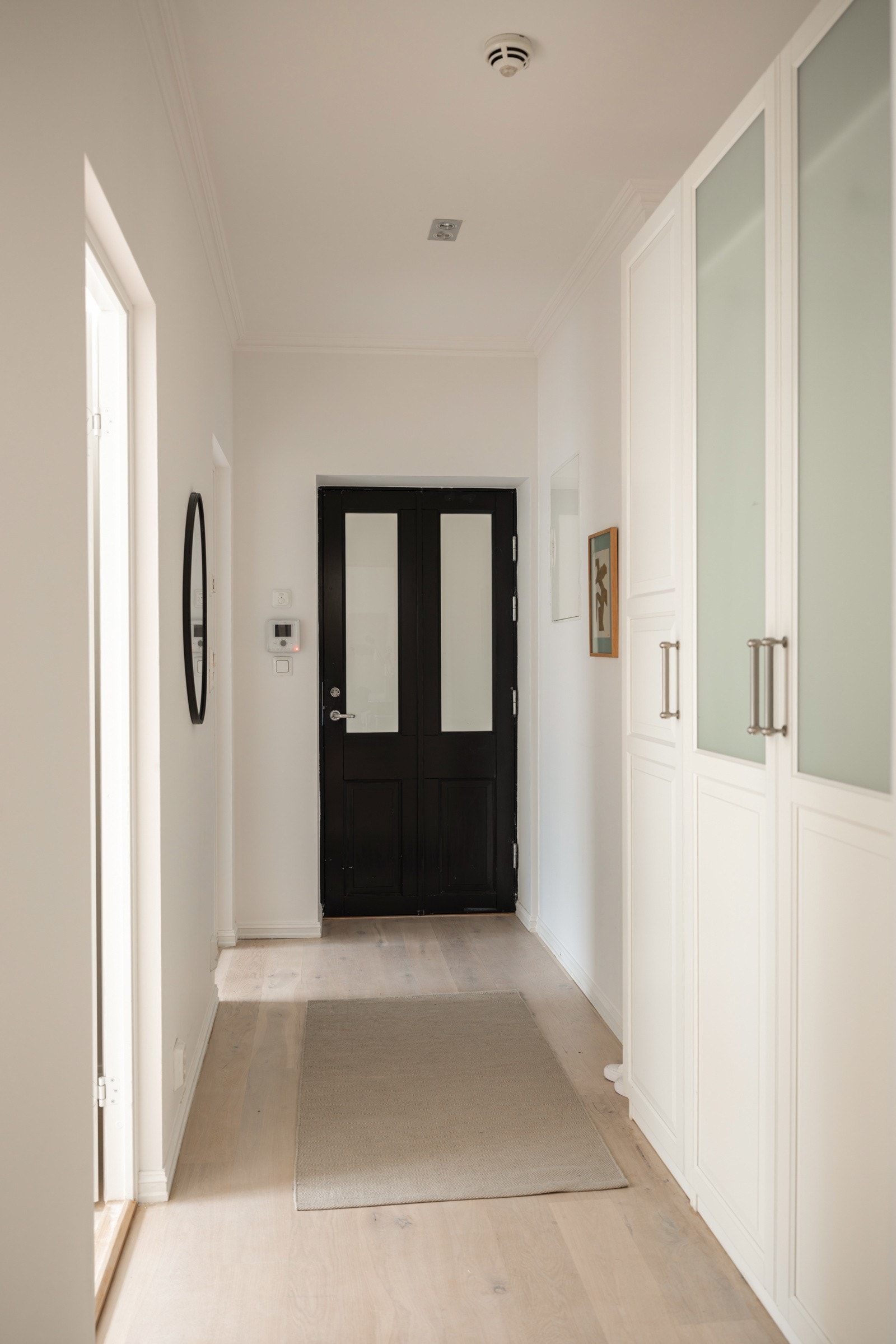 Du ønskes velkommen inn i en lys og innbydende entré som gir et godt førsteinntrykk. God standard med lys enstavs parkett på gulv, glatte lysmalte overflater, skjult elektrisk anlegg og downlights i himlingen. Galleribilde