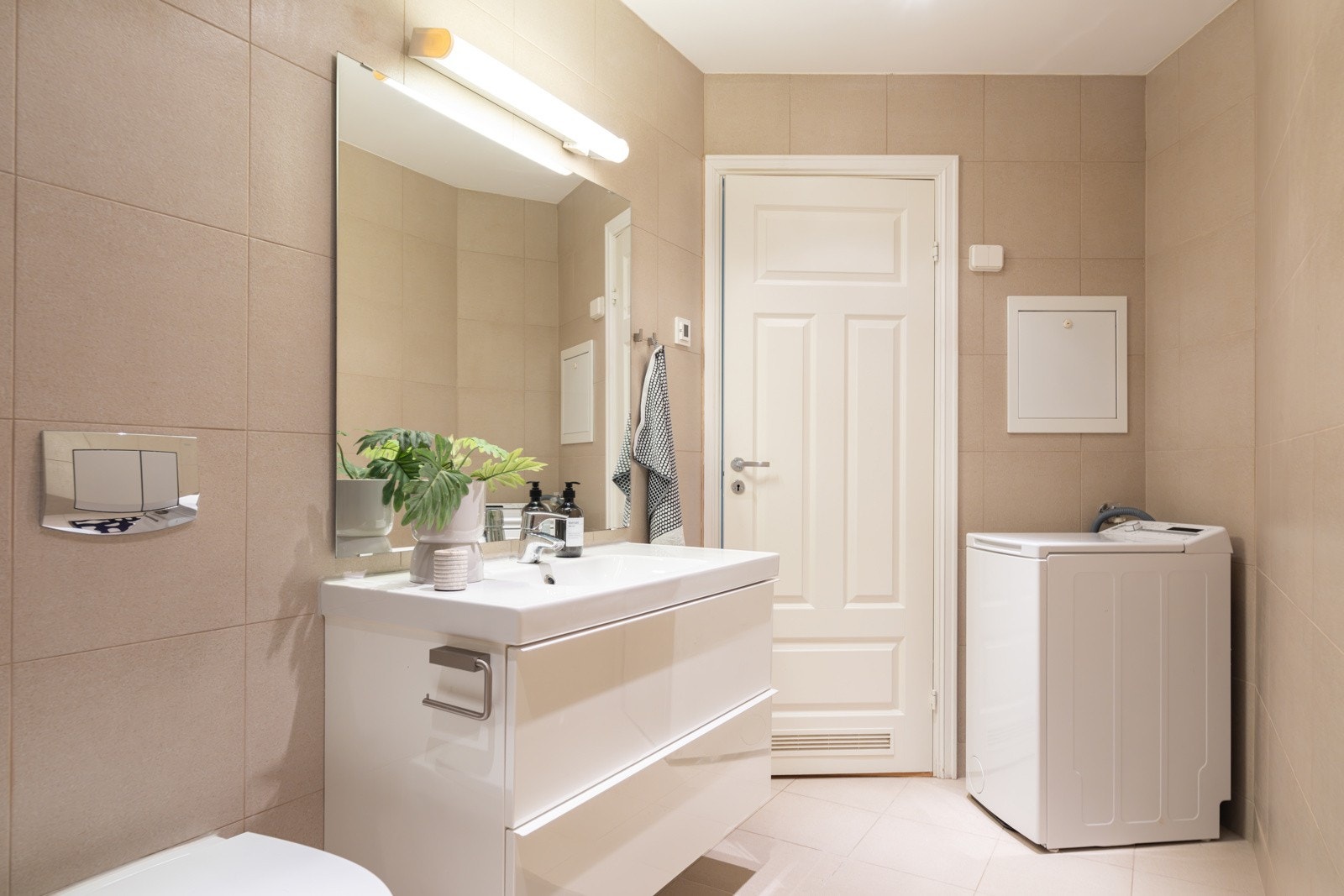 I tilknytning til hovedsoverommet i kjelleren er det nok et flott baderom fra 2012. Baderommet har pene fliser på gulv og vegger, elektriske varmekabler, downlights i himlingen og mekanisk avtrekk (Villavent). Galleribilde