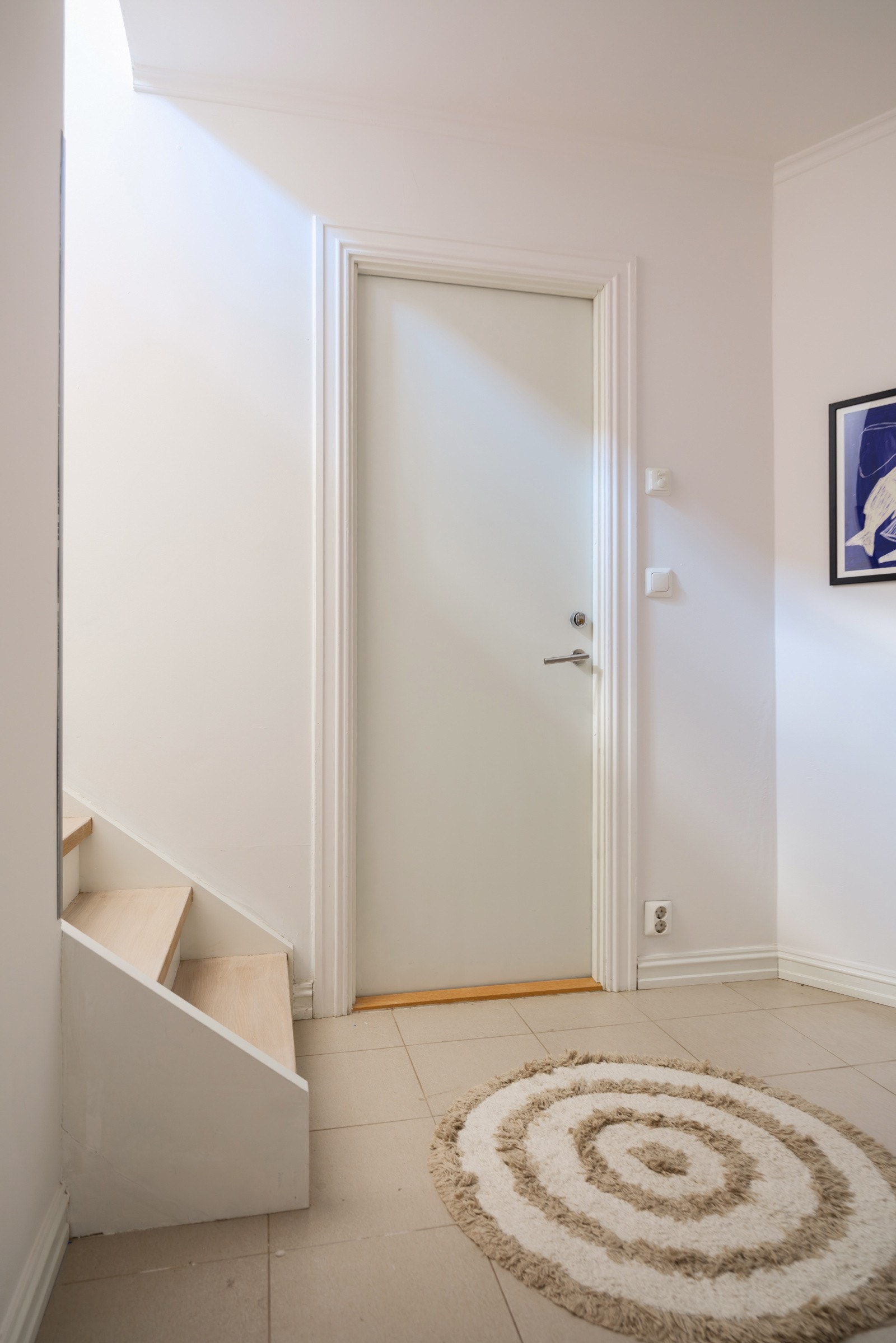 Gang/trapperom med intern forbindelse til hybeldelen som også har egen inngang fra kjelleren. Galleribilde