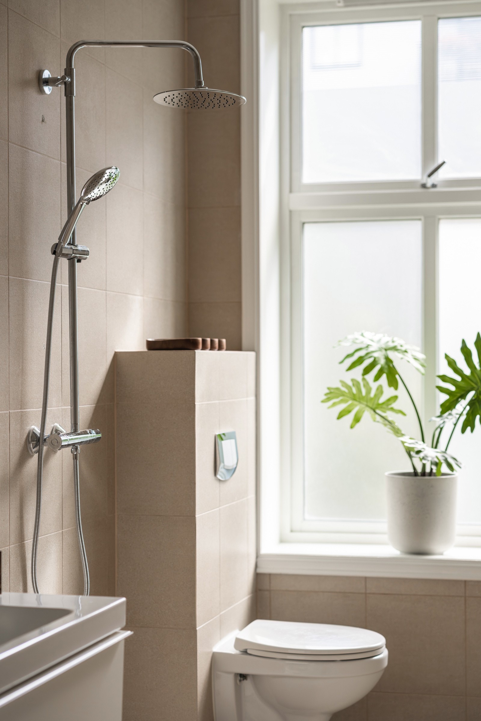 Baderommet er også utstyrt med vegghengt dusj med både hånd- og regnfallsdusj, samt vegghengt toalett. Galleribilde