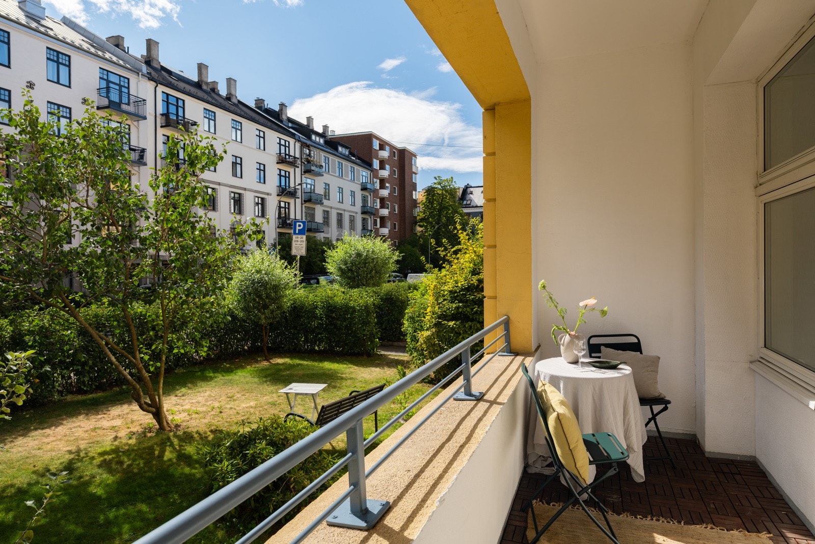 Beliggenheten mot sydøst sørger for gode solforhold fra tidlig morgen og frem til ca. klokken 15/16 på sommerstid. Galleribilde