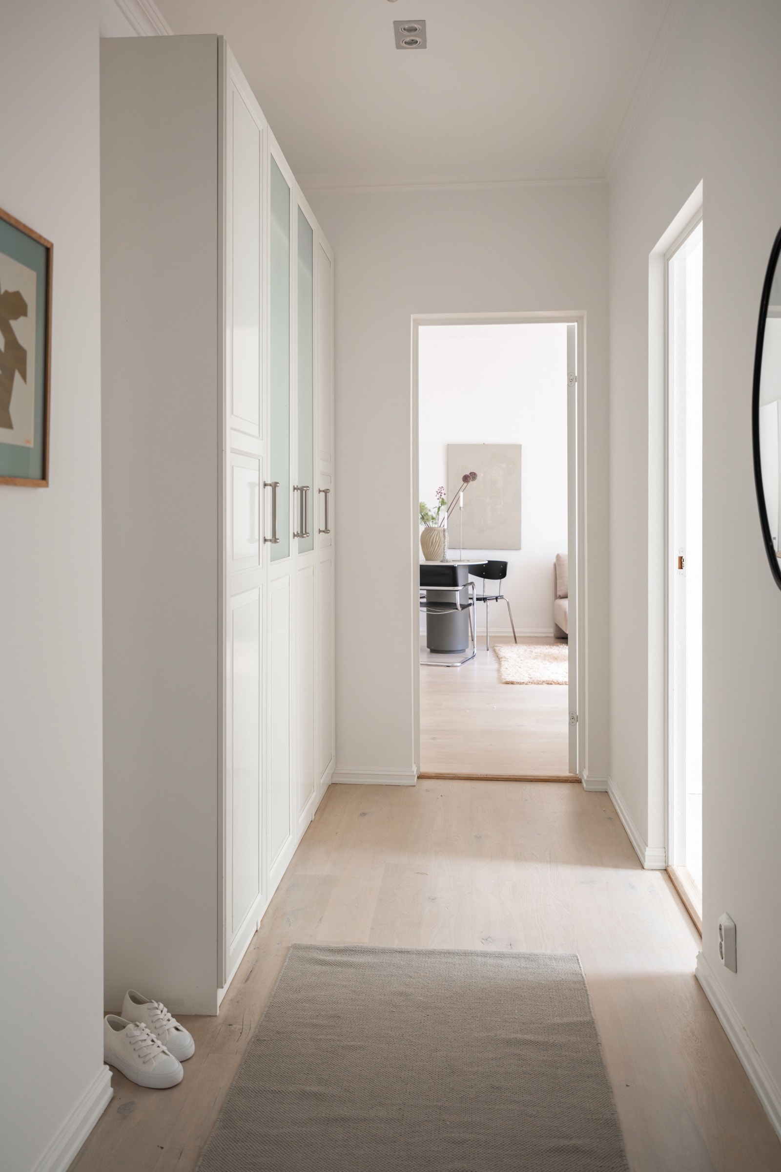 I entréen har du god plass til sko og yttertøy i flotte garderobeskap, samt ytterligere plass til oppheng, skoskap eller kommode. Montert porttelefon og sikringsskap med automatsikringer på vegg. Galleribilde