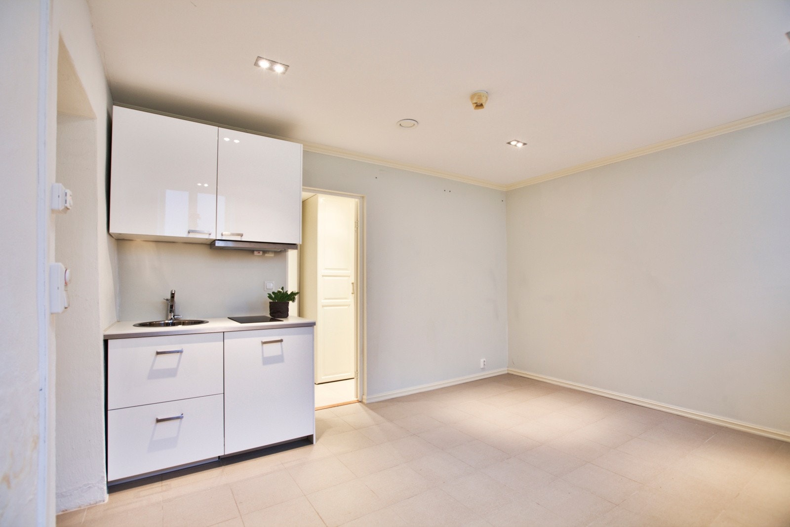 Hybeldelen har god standard fra 2012 med flislagt gulv, elektrisk gulvvarme, lysmalte overflater og downlights i himlingen. Galleribilde