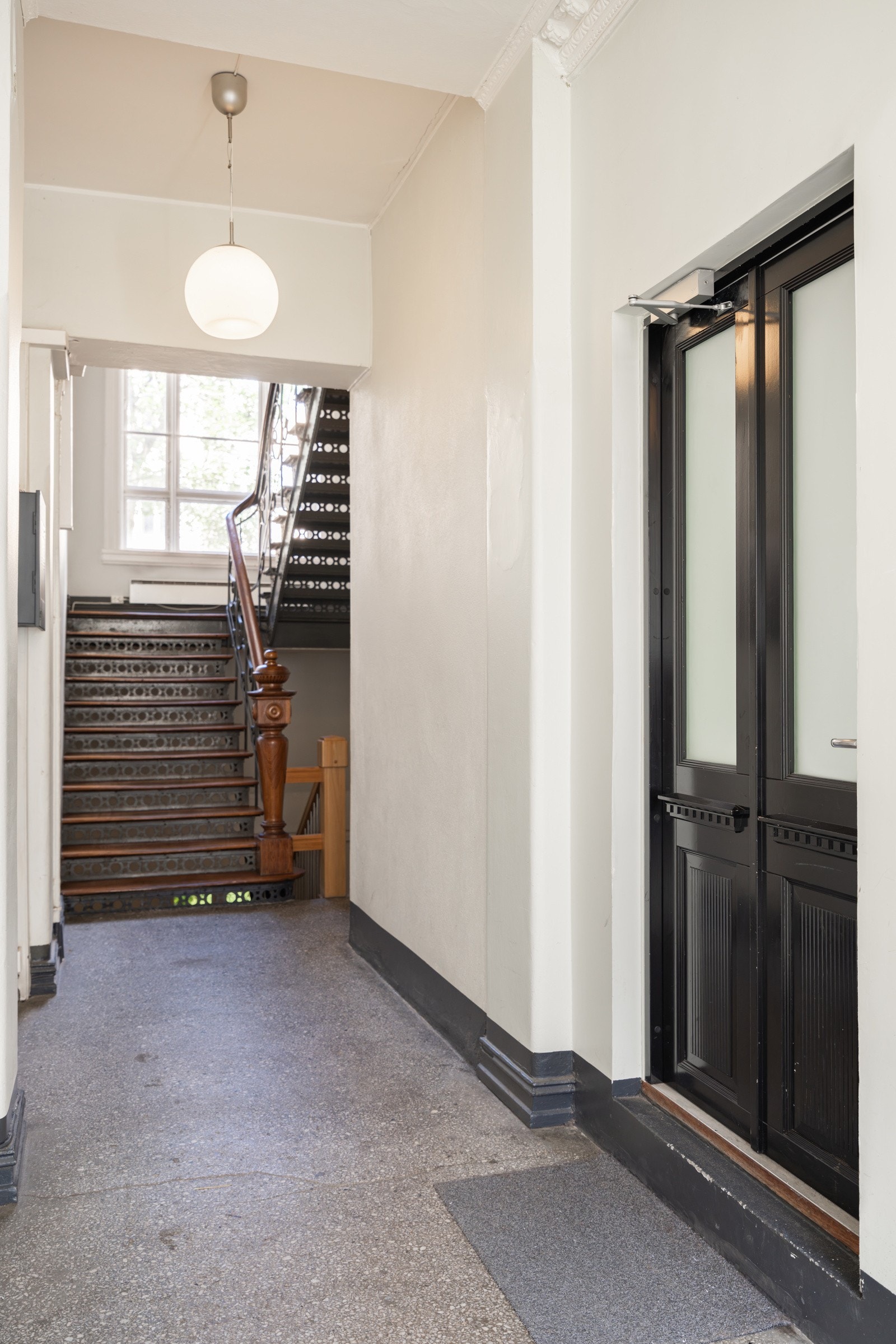 Leiligheten ligger i en klasisk bygård fra 1898 som fremstår som velholdt og flott. Galleribilde