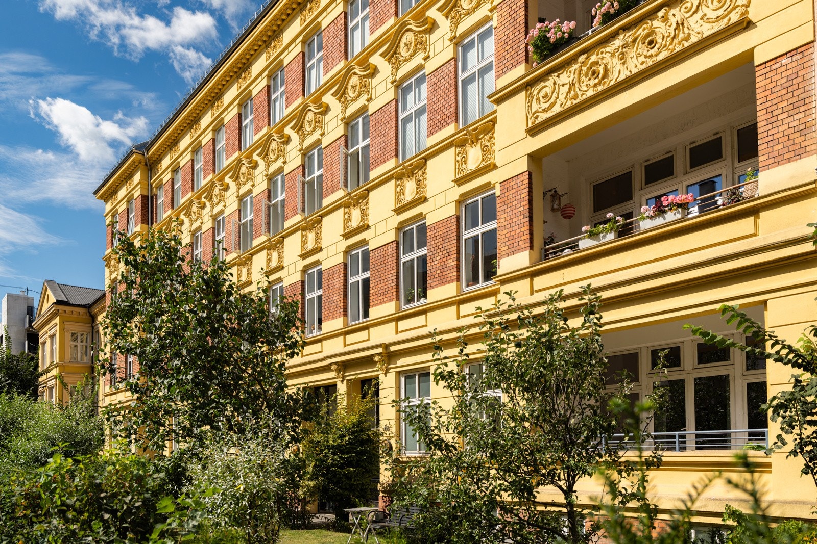 Sorgenfrigata er enveiskjørt mot Bogstadveien og har svært begrenset gjennomgangstrafikk. Galleribilde