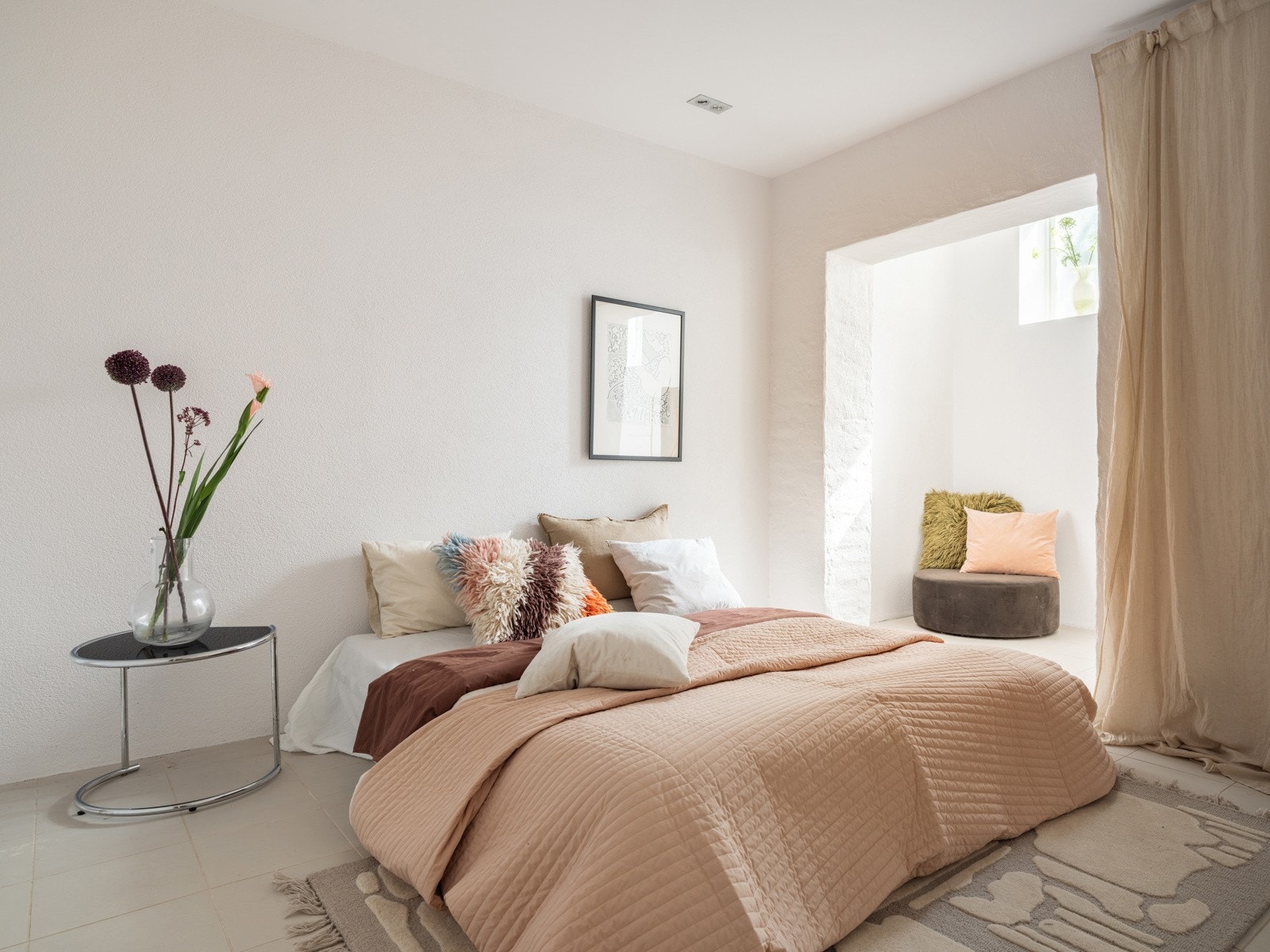 Soverom 2 er et stort og lyst rom som passer perfekt som et hovedsoverom. På soverommet har du god plass til en stor dobbeltseng med tilhørende nattbord, samt en kontorpult eller kommoder. Galleribilde