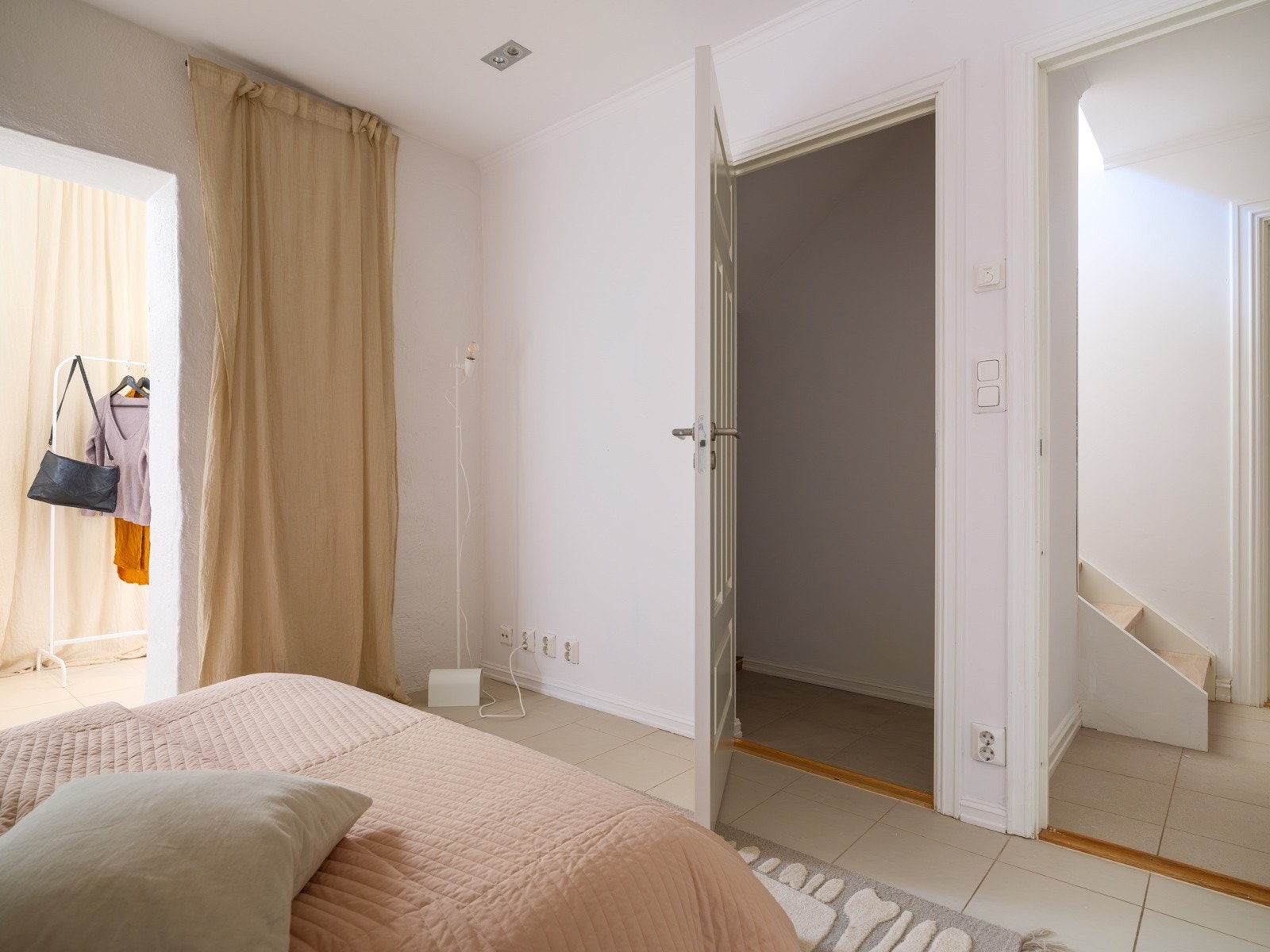 Fra soverommet har du også tilgang til en praktisk bod med gode lagringsmuligheter. Galleribilde