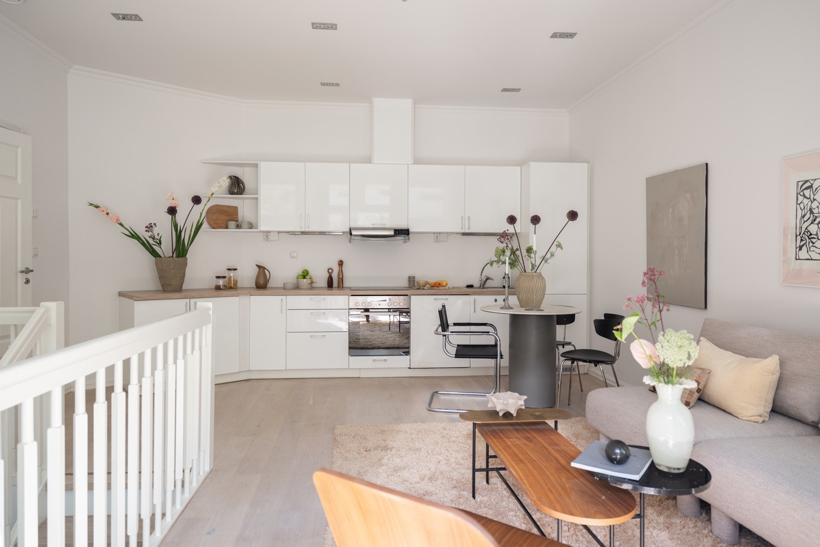 God og moderne standard med lys enstavs parkett på gulv, glatte lysmalte overflater, skjult elektrisk anlegg og downlights i himlingen. Galleribilde