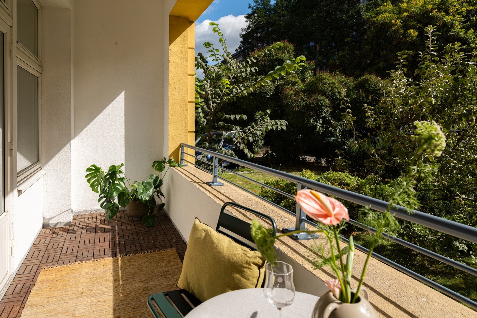 Balkongen er overbygget, har treheller på gulv og god plass til sittegruppe etter eget ønske og behov. Siden balkongen er inntrukket, sitter du lunt og skjermet for vær og vind. Fra stuen har du doble dører ut til en nydelig balkong på ca. 7m². Galleribilde