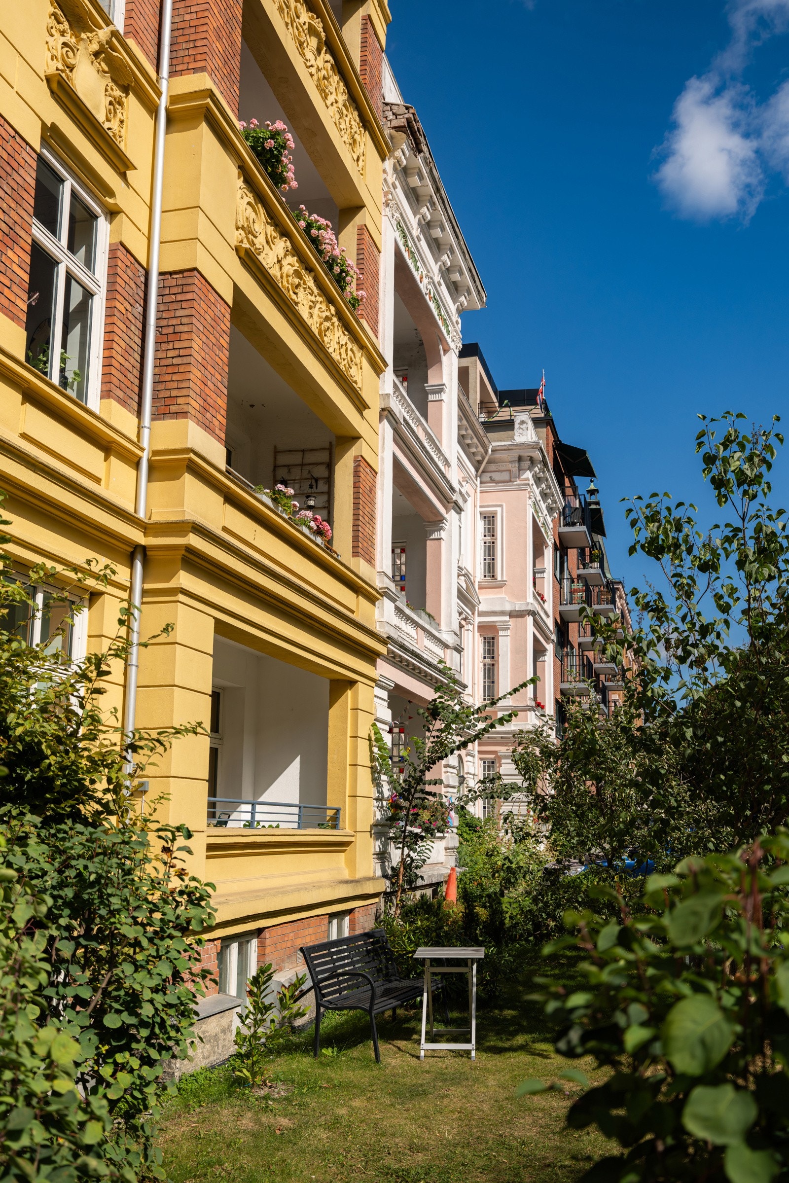 Utenfor leiligheten er den en hyggelig forhage med plen og frodig beplantning. Galleribilde