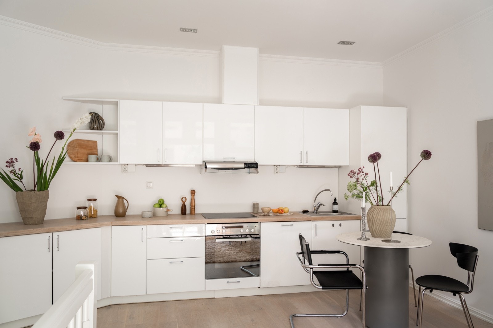 Lys og pen kjøkkeninnredning fra 2012 med god skap- og benkeplass. Kjøkkenet er fullt utstyrt med integrerte hvitevarer som medfølger i handelen. Galleribilde