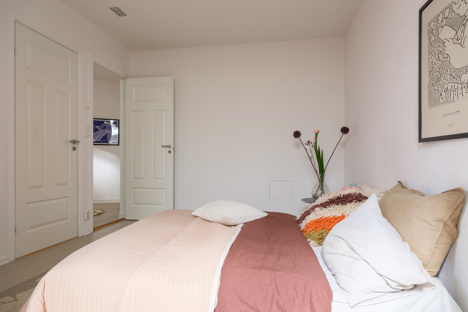 God standard flislagt gulv, elektrisk gulvvarme, lysmalte murvegger og downlights i himlingen. Galleribilde