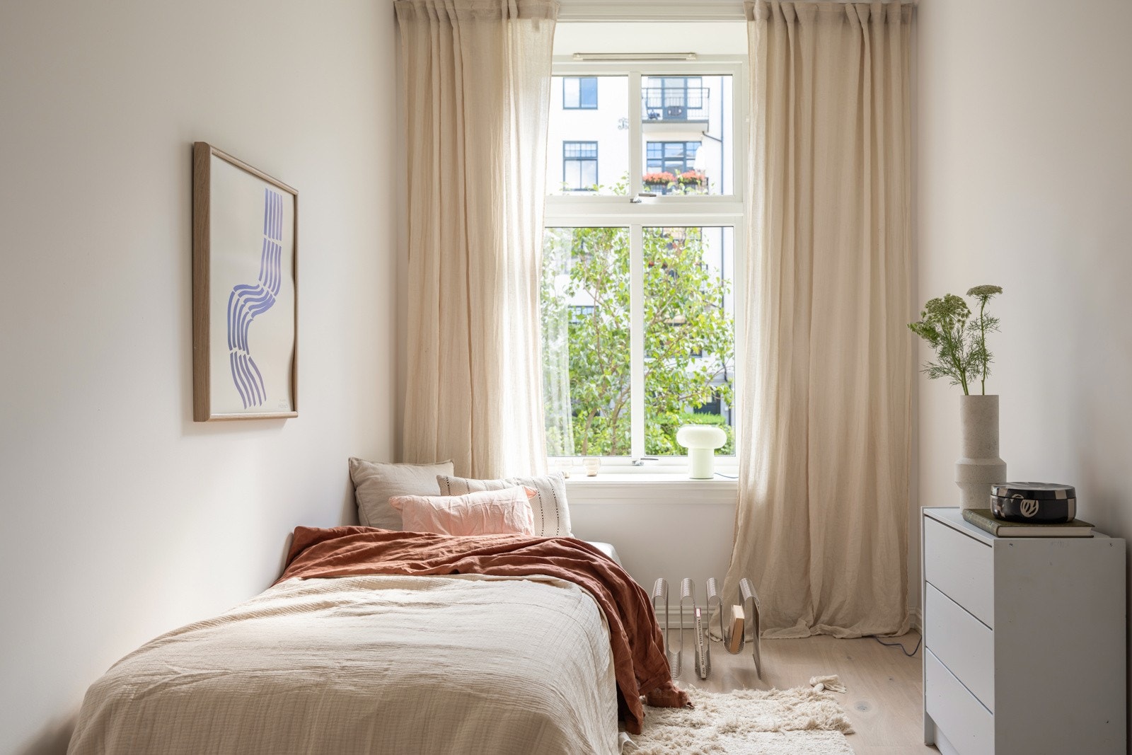 Den store klassiske vindusflaten vender ut mot frodig forhage og rolig enveiskjørt gate. Alle vinduene i leiligheten var nye i 2011, og det er brede vinduskarmer for planter og dekor. Galleribilde