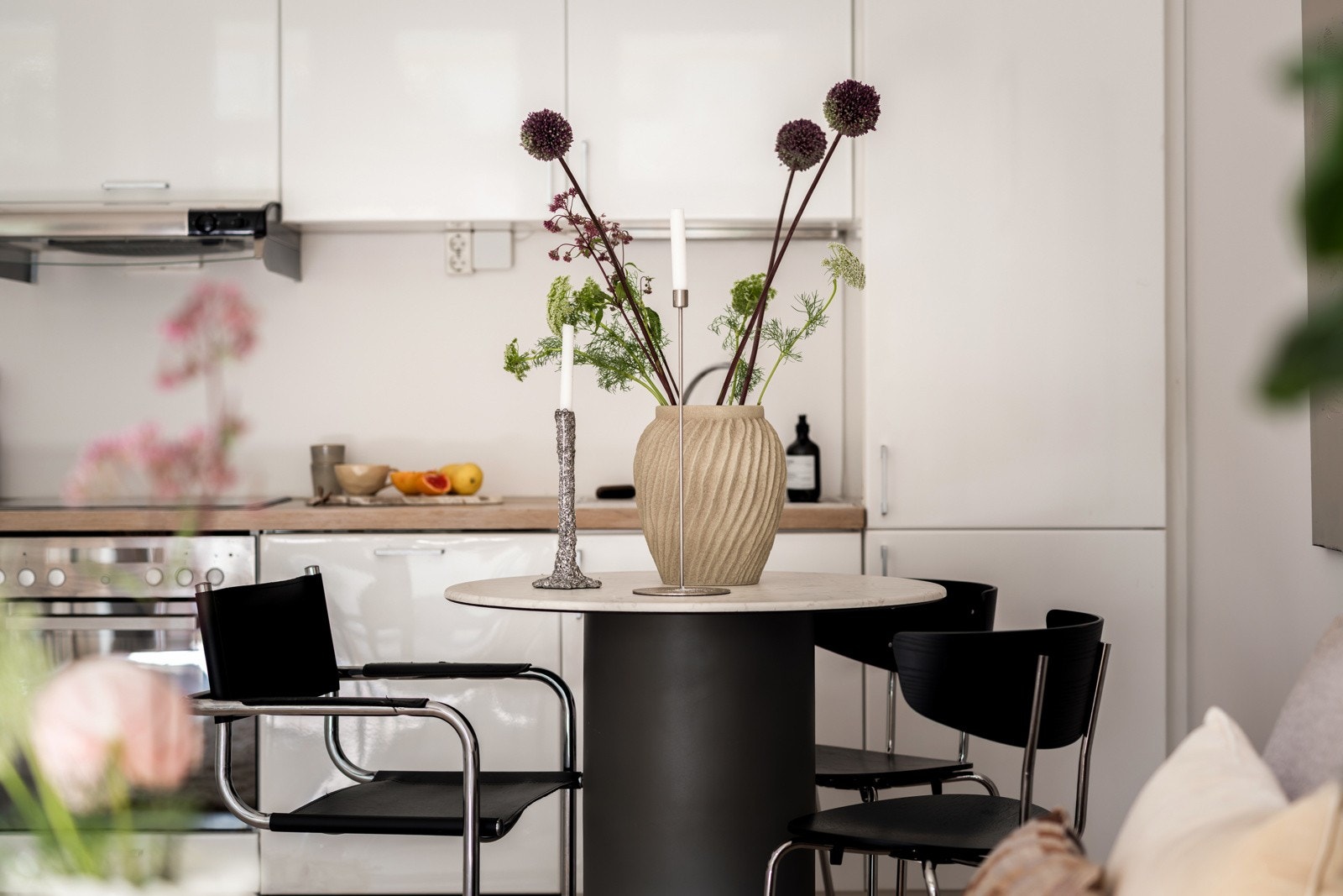 Kjøkkenet ligger i en fin, sosial og åpen løsning med stuen. Galleribilde