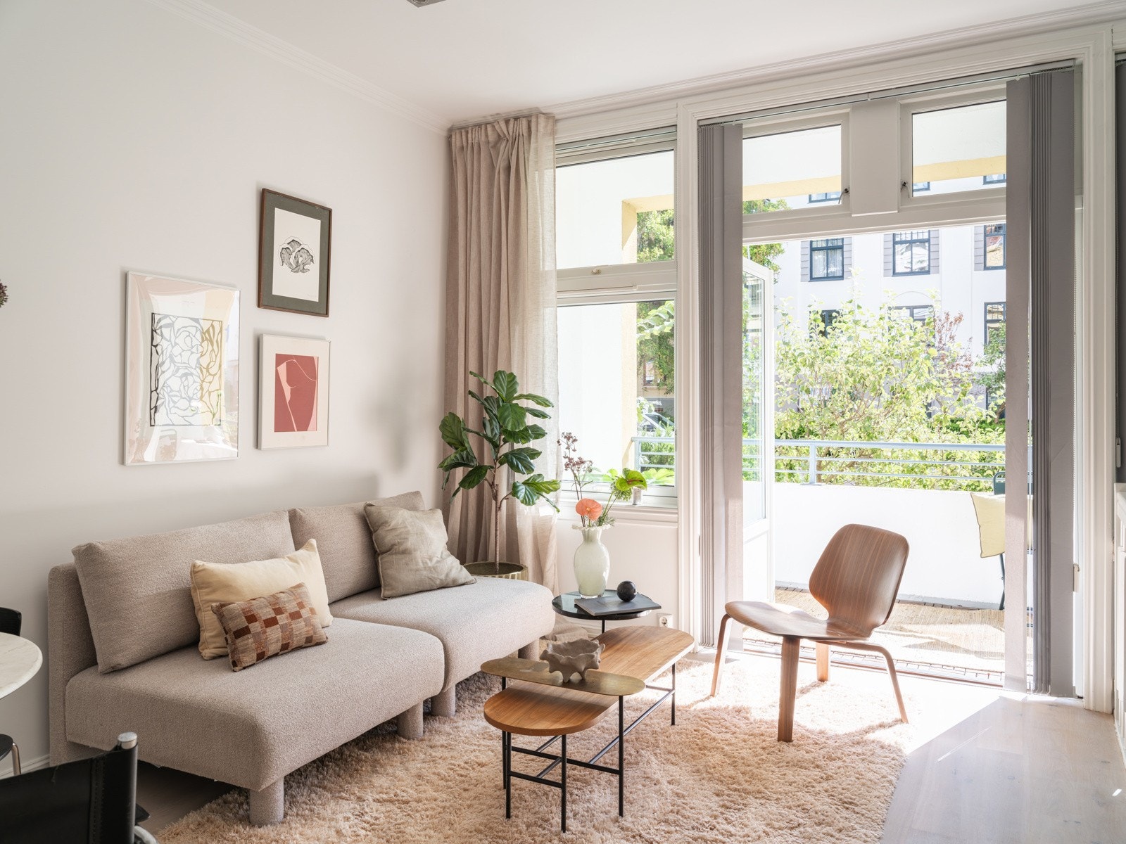 Stuen er det naturlige oppholdsrommet i leiligheten, og er et lyst, fint og luftig rom. De store flotte vindusflatene slipper inn rikelig med naturlig lys. Galleribilde