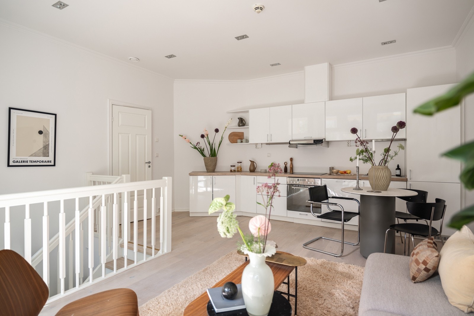 Lysinnslippet sammen med den gode takhøyden bidrar til en luftig romfølelse. Galleribilde