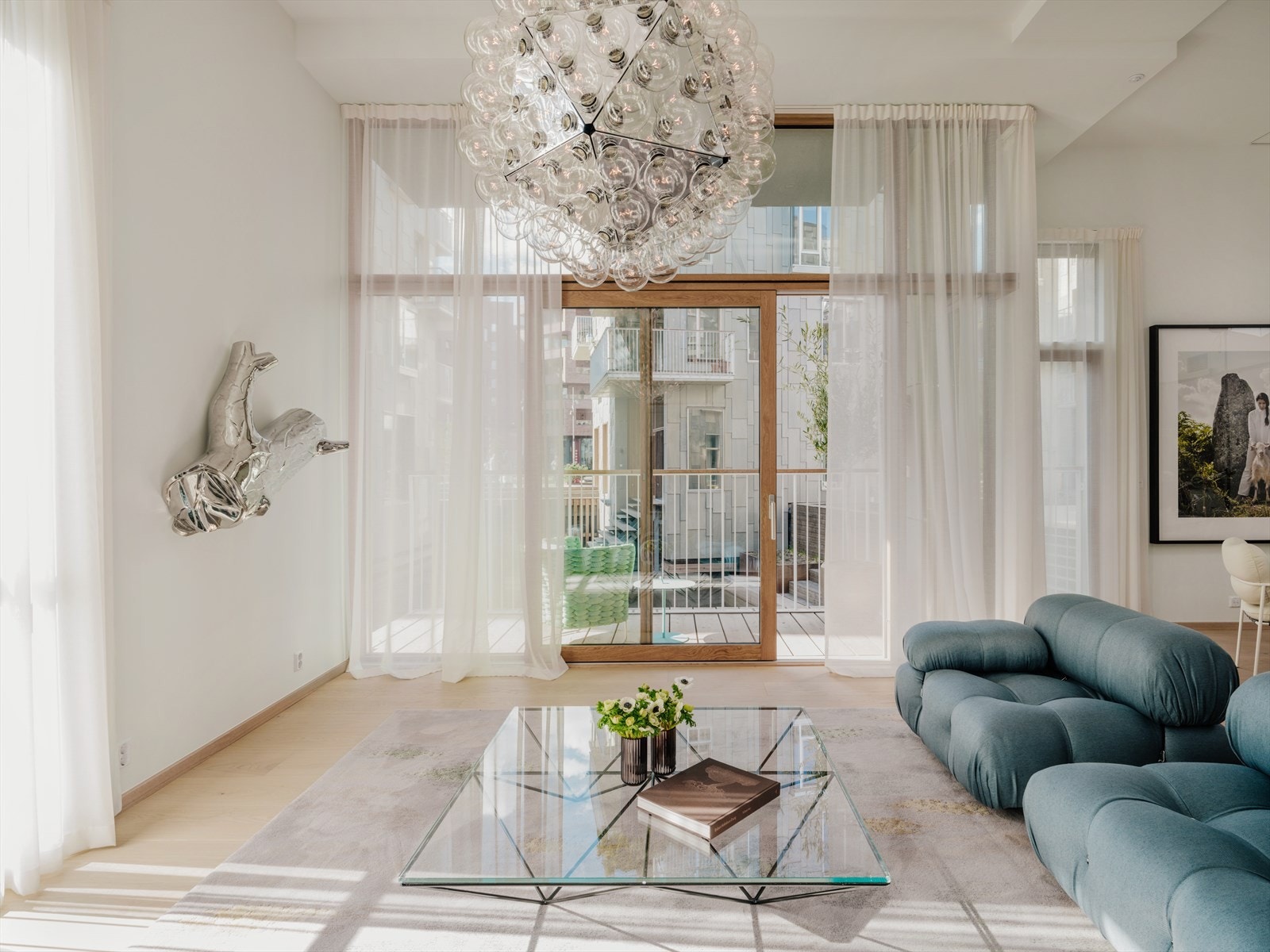 Særdeles lekker og spektakulær vannleilighet over ett plan i eksklusive Vannkunsten. Leiligheten har 3,66 meter takhøyde og må oppleves! Galleribilde