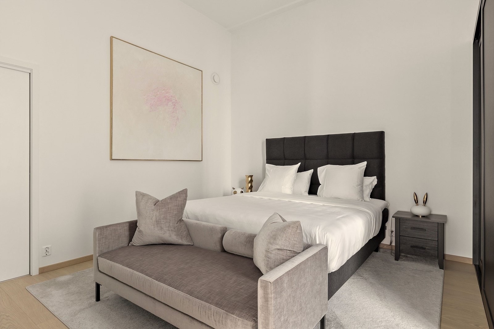 Leiligheten har to romslige og innbydende soverom, begge med egen baderomstilknytning. Et luksuriøst soverom med bad en suite Galleribilde