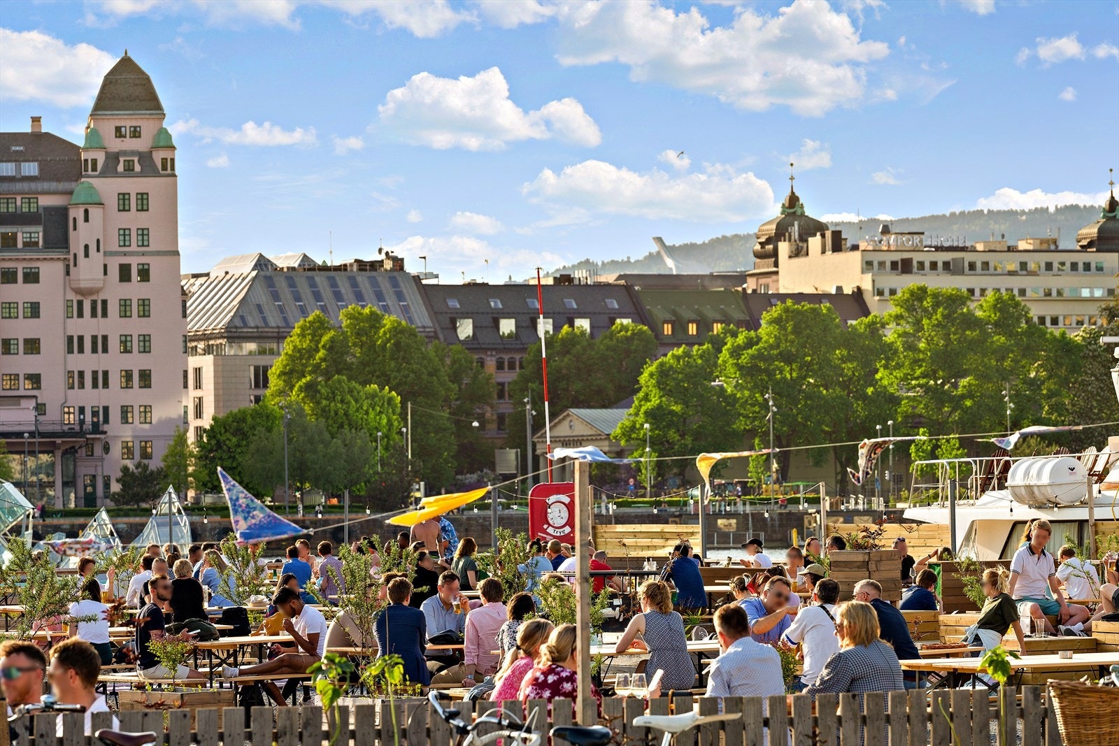 Sukkerbiten er en liten, men svært populær halvøy som ligger mellom Sørenga og Operaen i Oslo, rett ved kanten av fjorden. I sommerhalvåret forvandles Sukkerbiten til en urban oase - med uteservering, musikk, kunst, foodtrucks og et yrende folkeliv. Galleribilde