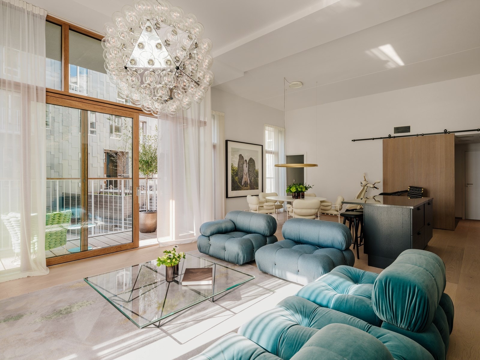 Denne leiligheten er helt spesiell i bygget - den eneste som går over ett plan, mens de øvrige strekker seg over to etasjer. Dette gir en sjelden kombinasjon av arealeffektivitet og brukervennlighet, uten trapper og med alt på ett nivå. Galleribilde