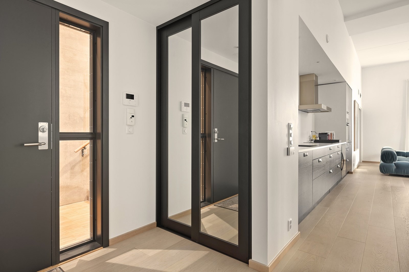 Innbydende og romslig entré.
Her finner du en innebygget skyvedørsgarderobe med speilfronter. Galleribilde