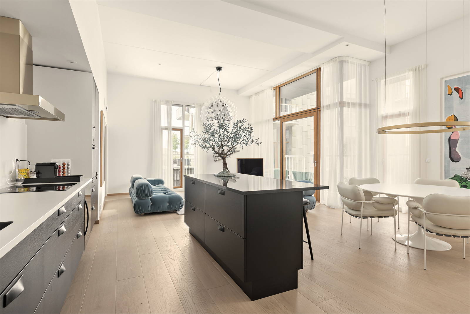 Store vindusflater mot to himmelretninger gir rikelig med naturlig lys og en fantastisk romfølelse. Galleribilde